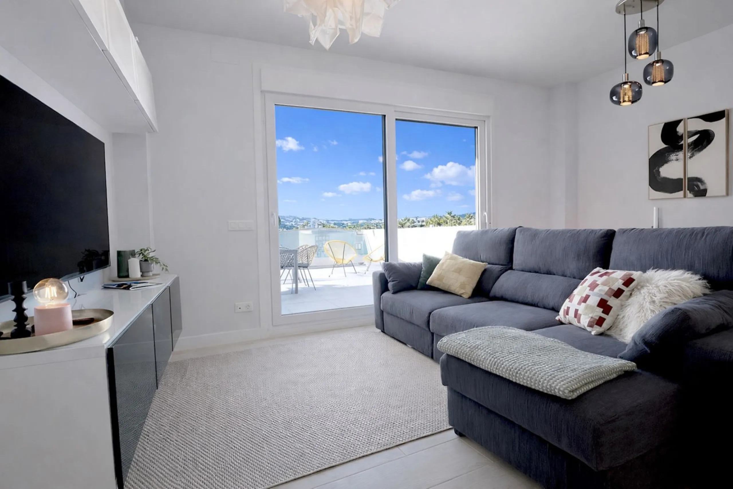 Step inside this beautiful, brand-new 2-bedroom, 2-bathroom apartment right in the heart of Estepona, where modern comfort meets effortless Mediterranean living.