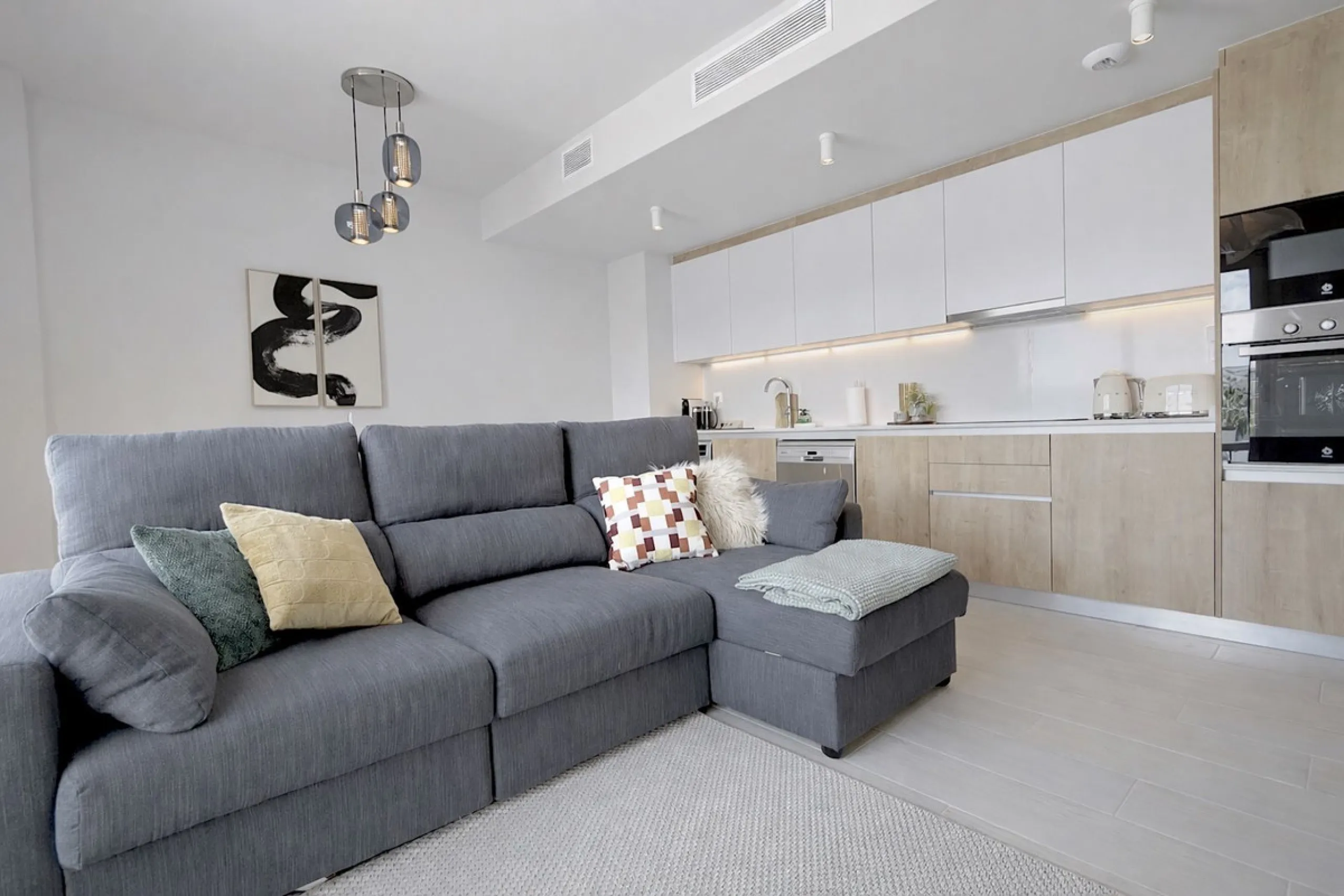 Step inside this beautiful, brand-new 2-bedroom, 2-bathroom apartment right in the heart of Estepona, where modern comfort meets effortless Mediterranean living.