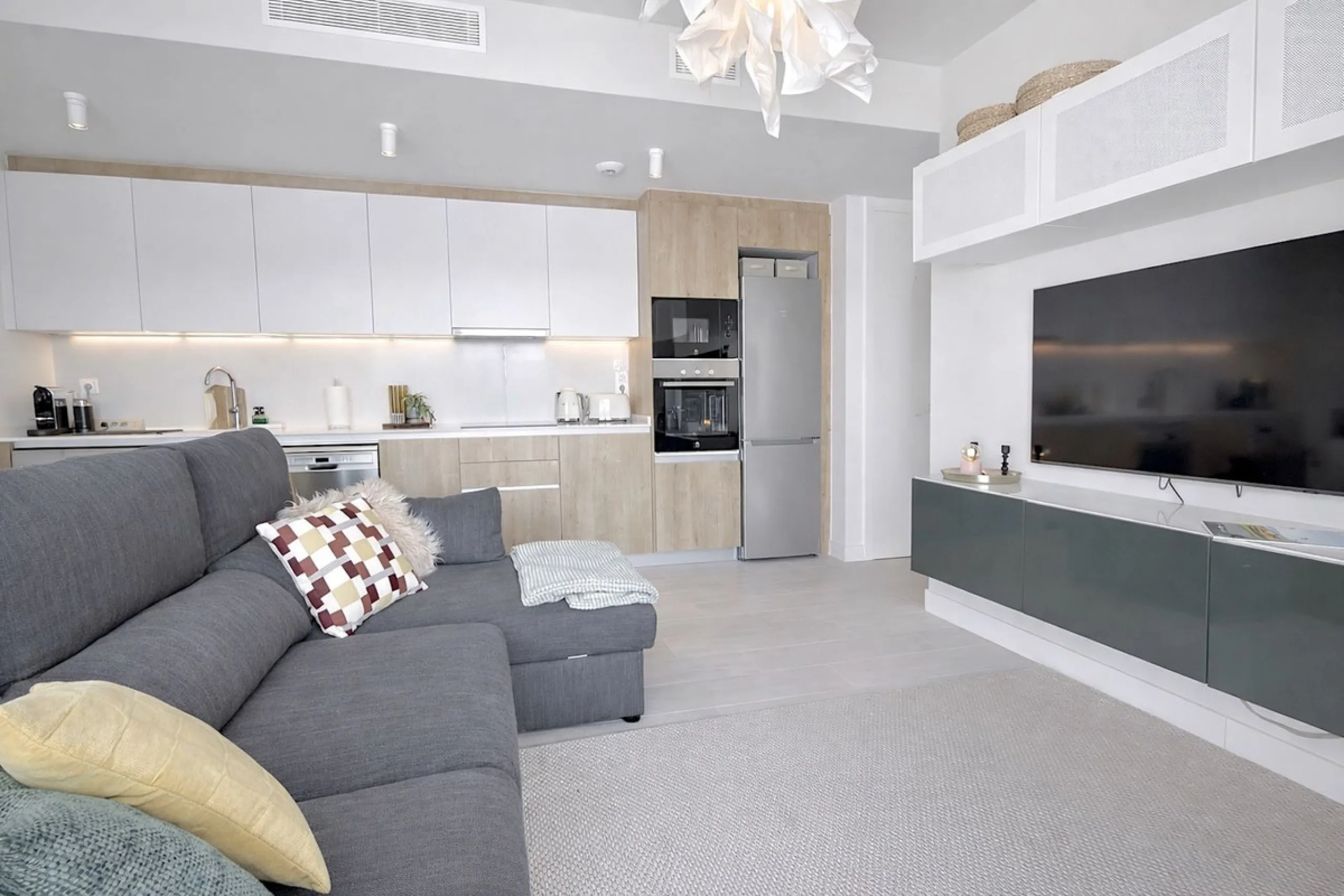 Step inside this beautiful, brand-new 2-bedroom, 2-bathroom apartment right in the heart of Estepona, where modern comfort meets effortless Mediterranean living.
