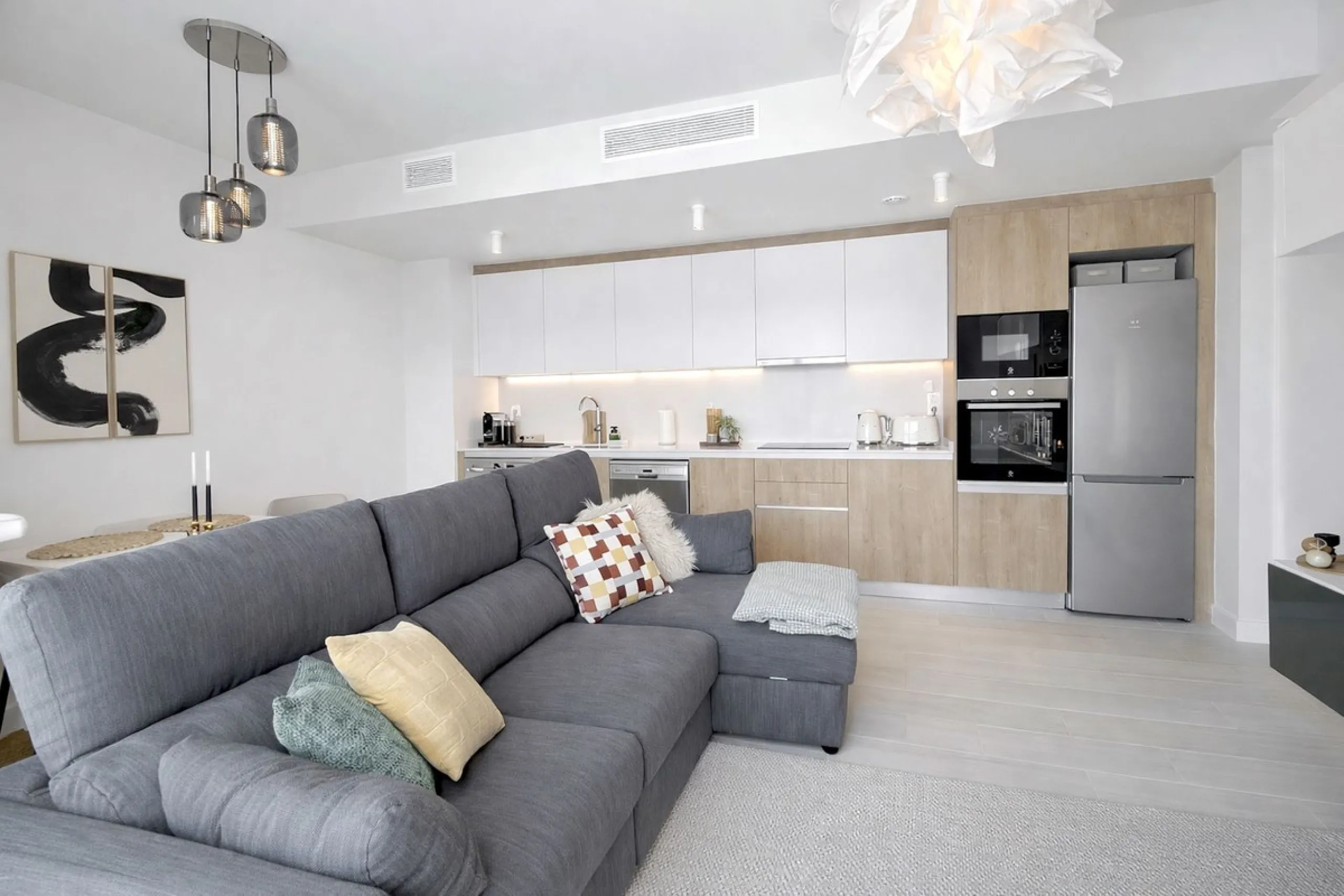 Step inside this beautiful, brand-new 2-bedroom, 2-bathroom apartment right in the heart of Estepona, where modern comfort meets effortless Mediterranean living.