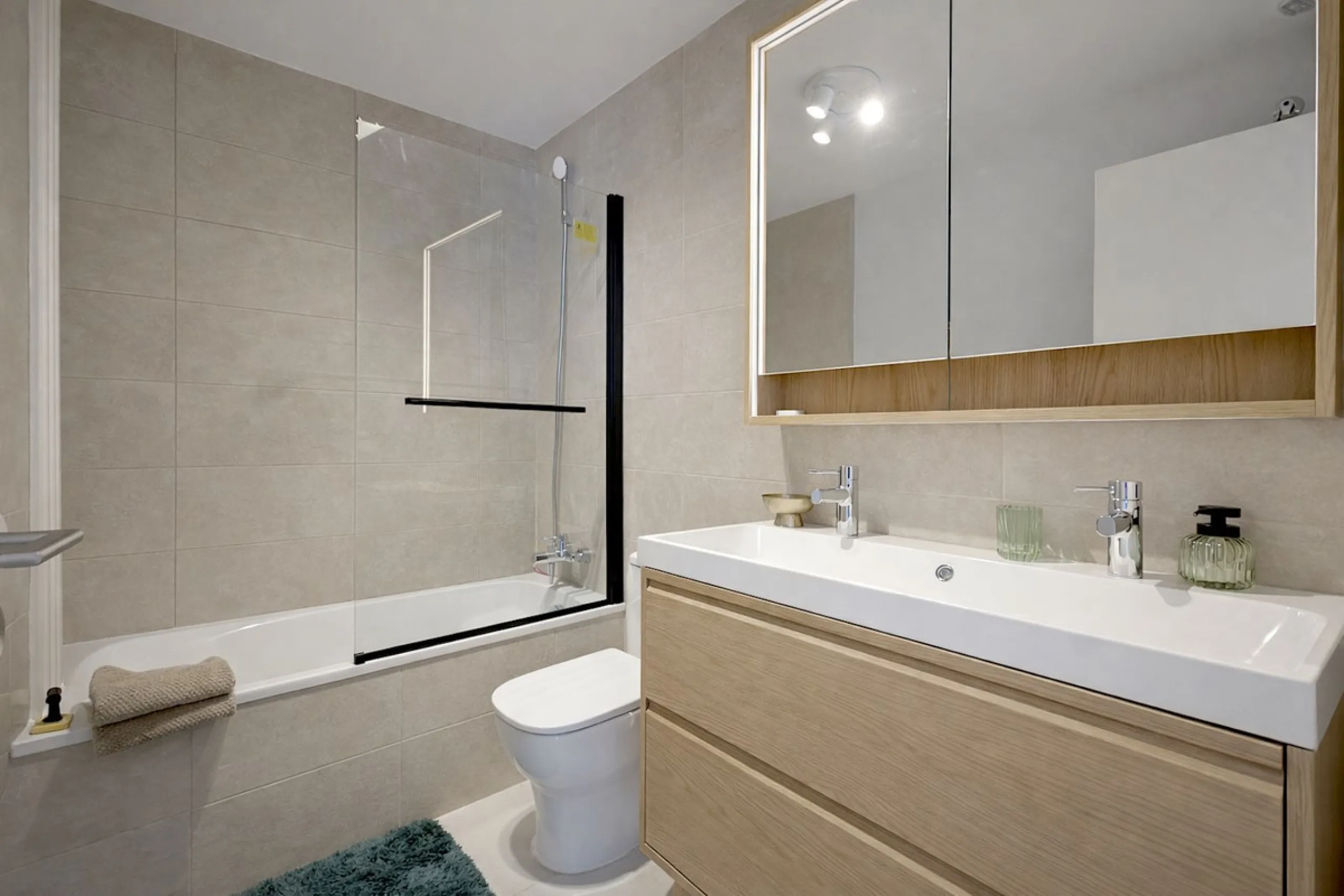 Step inside this beautiful, brand-new 2-bedroom, 2-bathroom apartment right in the heart of Estepona, where modern comfort meets effortless Mediterranean living.