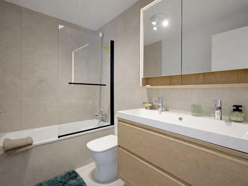Step inside this beautiful, brand-new 2-bedroom, 2-bathroom apartment right in the heart of Estepona, where modern comfort meets effortless Mediterranean living.