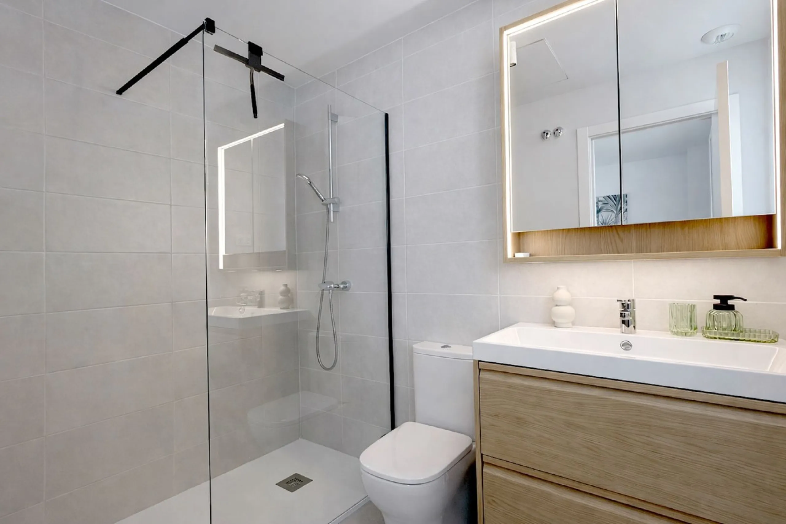 Step inside this beautiful, brand-new 2-bedroom, 2-bathroom apartment right in the heart of Estepona, where modern comfort meets effortless Mediterranean living.
