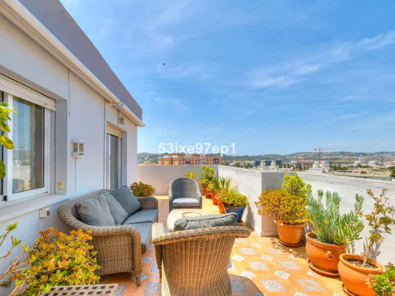 Welcome to this fantastic and bright flagship apartment with views high above all of Fuengirola!