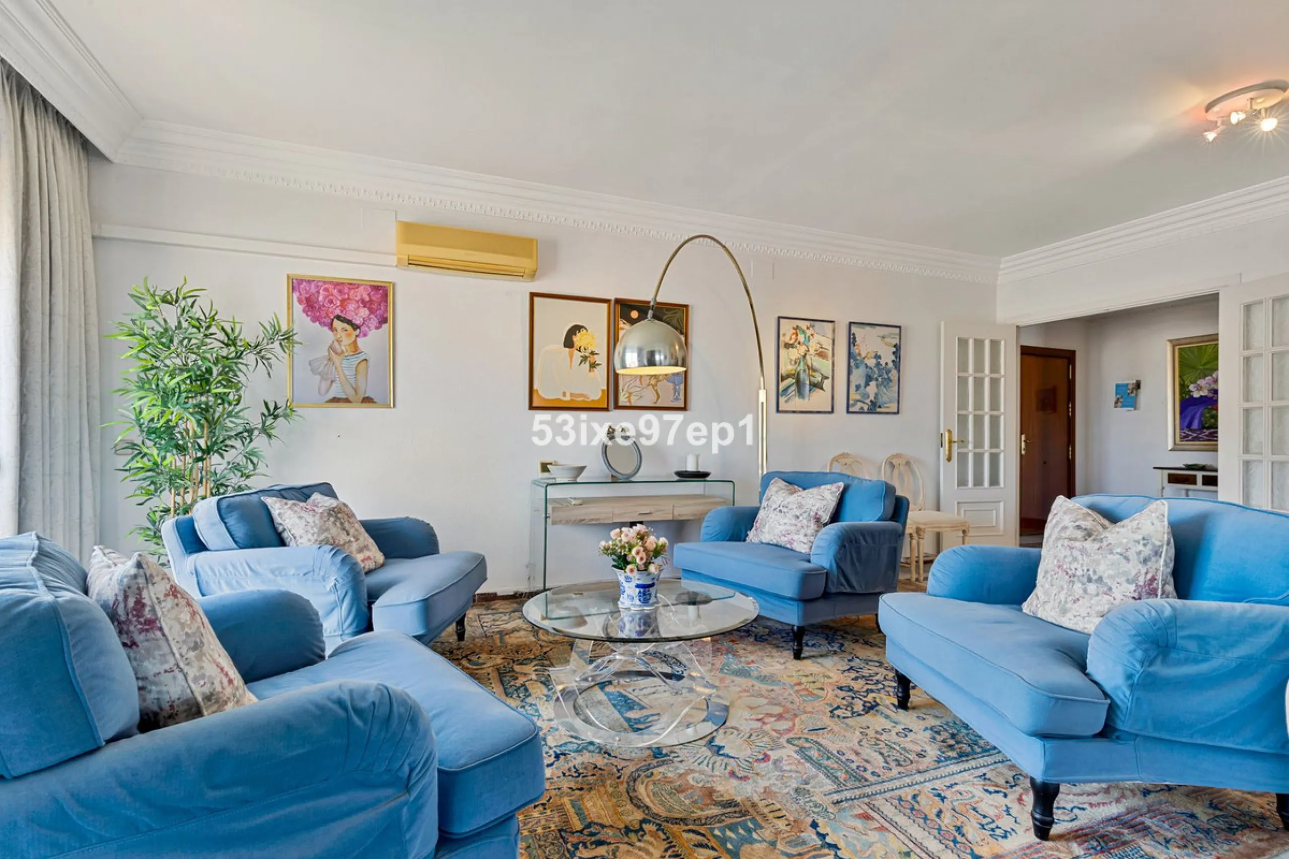 Welcome to this fantastic and bright flagship apartment with views high above all of Fuengirola!