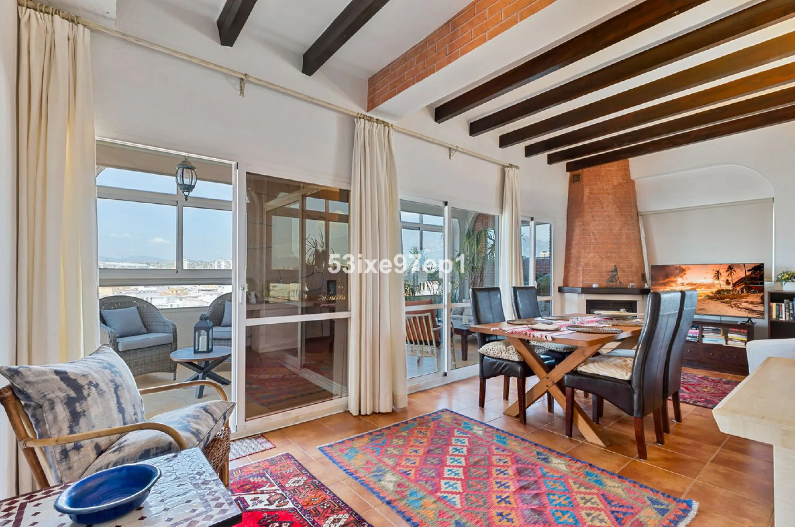 Welcome to this fantastic and bright flagship apartment with views high above all of Fuengirola!