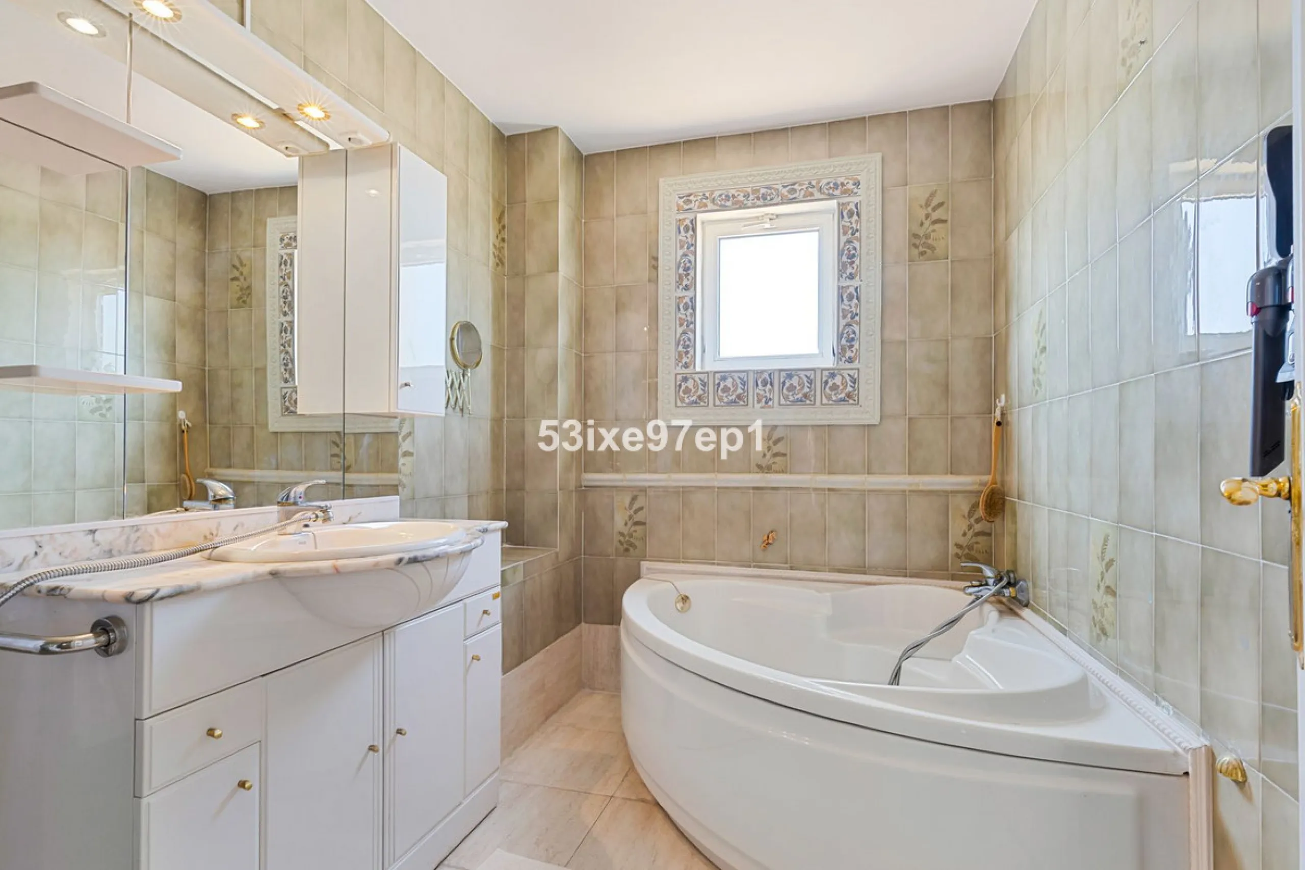Welcome to this fantastic and bright flagship apartment with views high above all of Fuengirola!