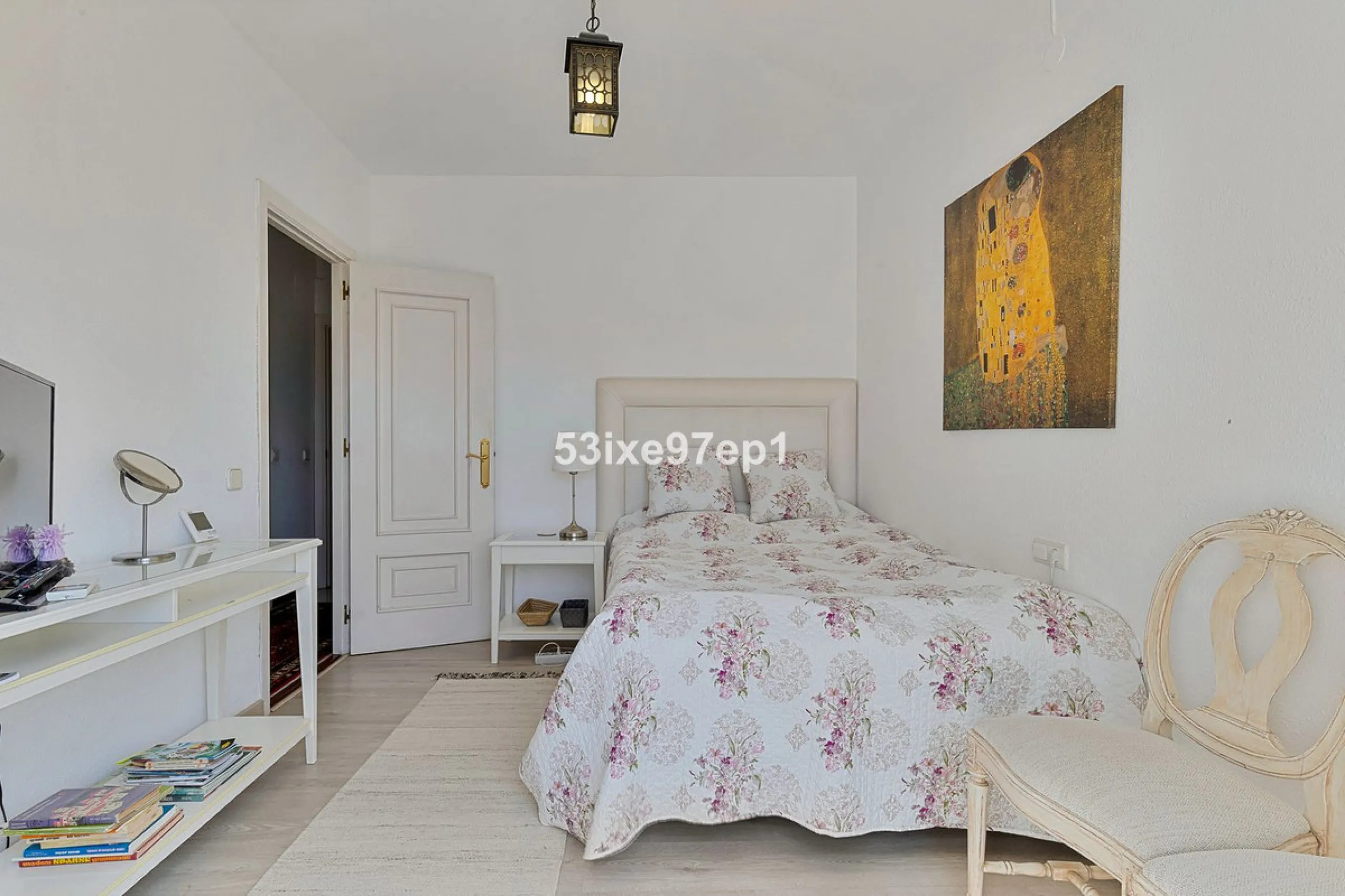 Welcome to this fantastic and bright flagship apartment with views high above all of Fuengirola!