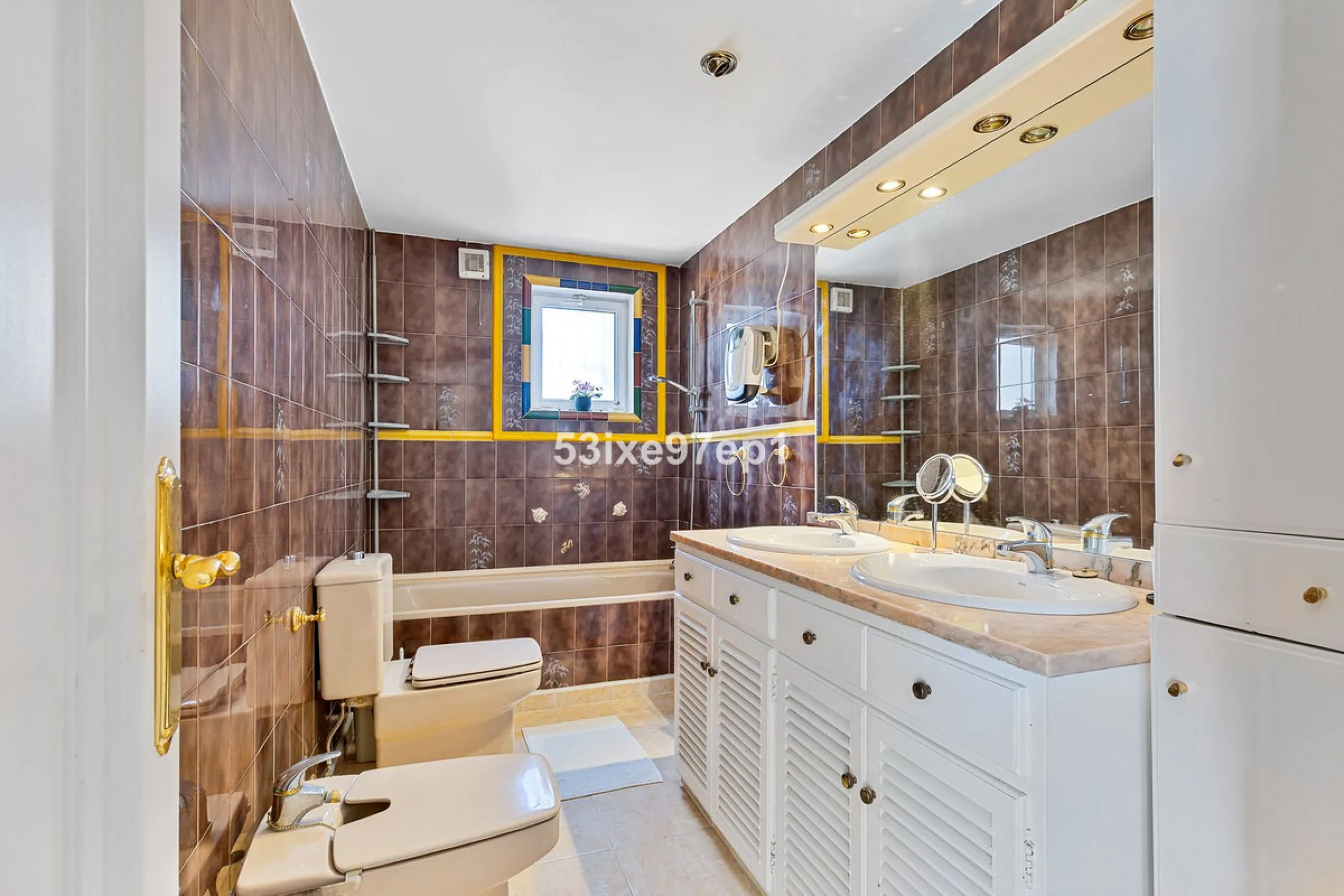 Welcome to this fantastic and bright flagship apartment with views high above all of Fuengirola!