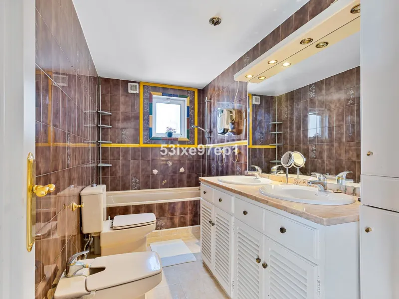 Welcome to this fantastic and bright flagship apartment with views high above all of Fuengirola!