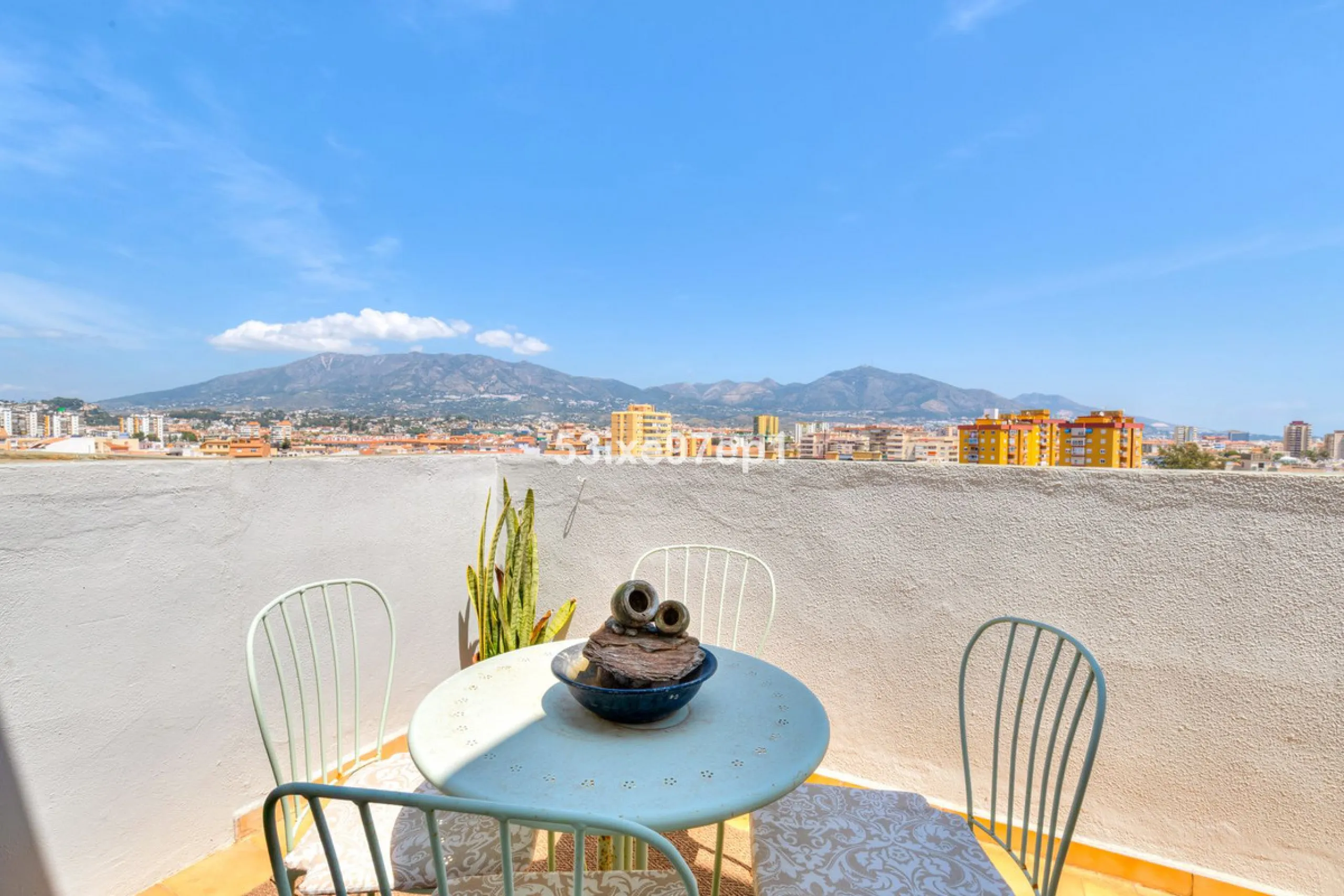 Welcome to this fantastic and bright flagship apartment with views high above all of Fuengirola!