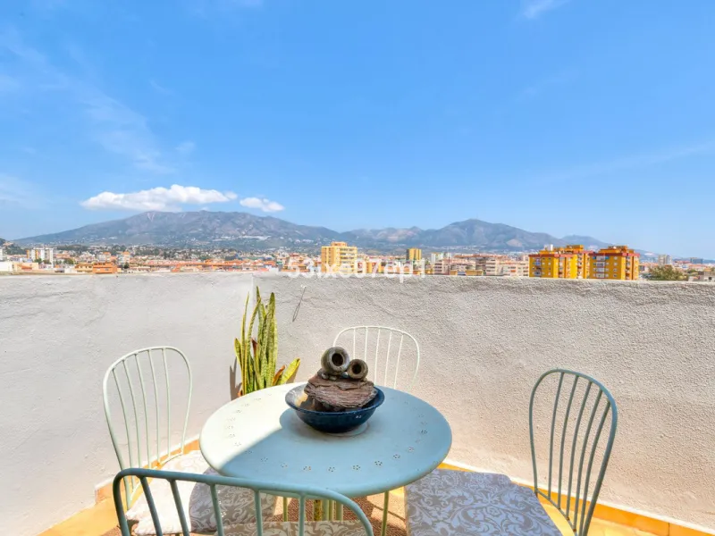 Welcome to this fantastic and bright flagship apartment with views high above all of Fuengirola!