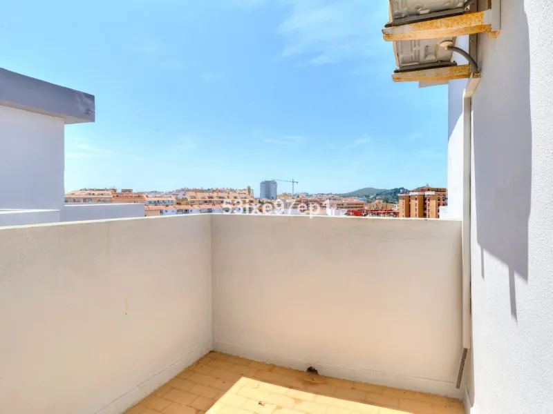 Welcome to this fantastic and bright flagship apartment with views high above all of Fuengirola!