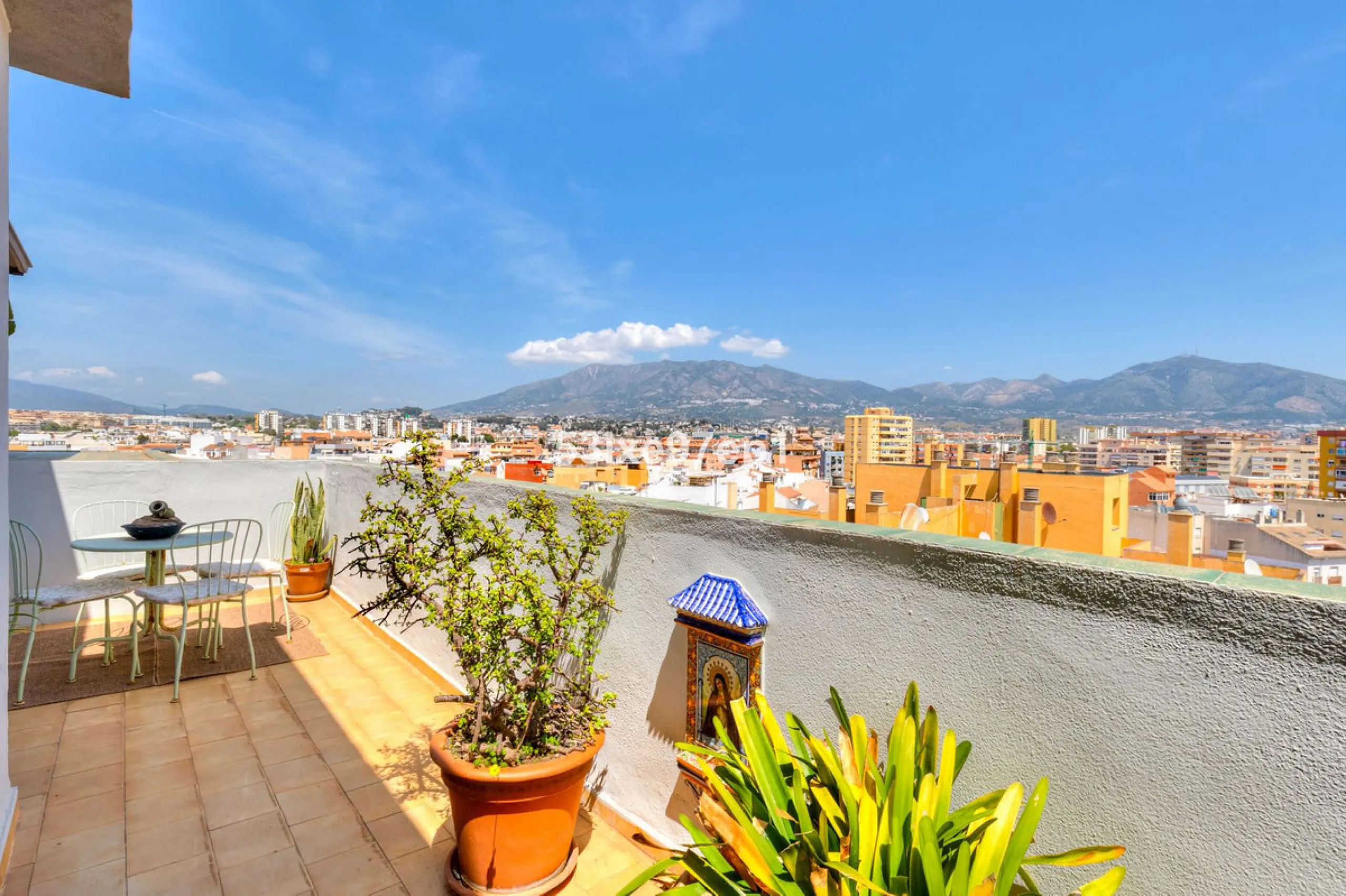 Welcome to this fantastic and bright flagship apartment with views high above all of Fuengirola!