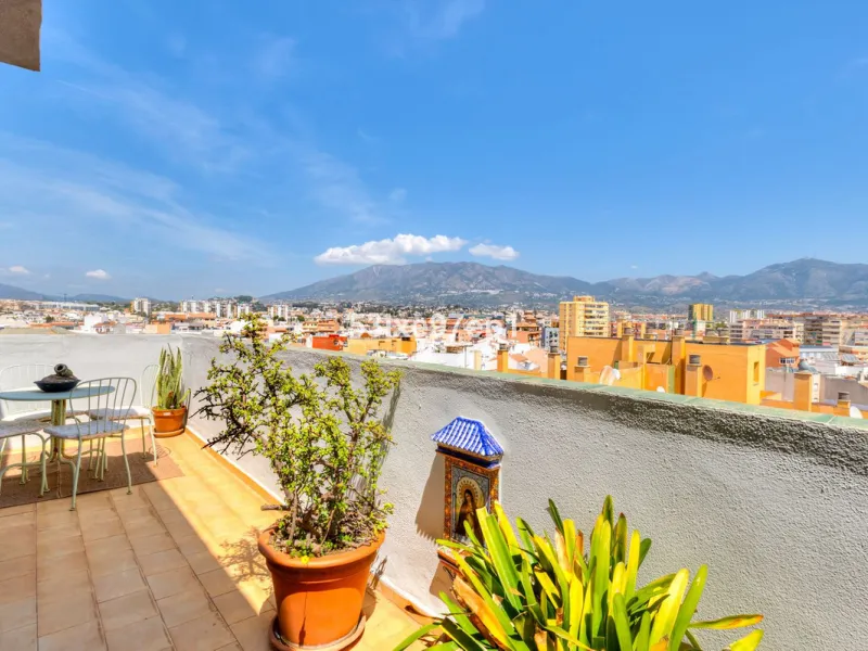 Welcome to this fantastic and bright flagship apartment with views high above all of Fuengirola!