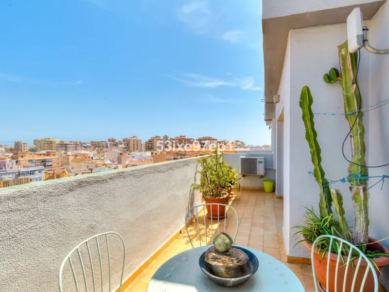 Welcome to this fantastic and bright flagship apartment with views high above all of Fuengirola!