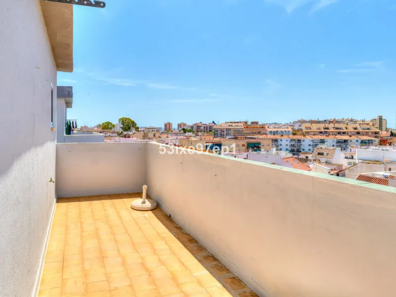 Welcome to this fantastic and bright flagship apartment with views high above all of Fuengirola!