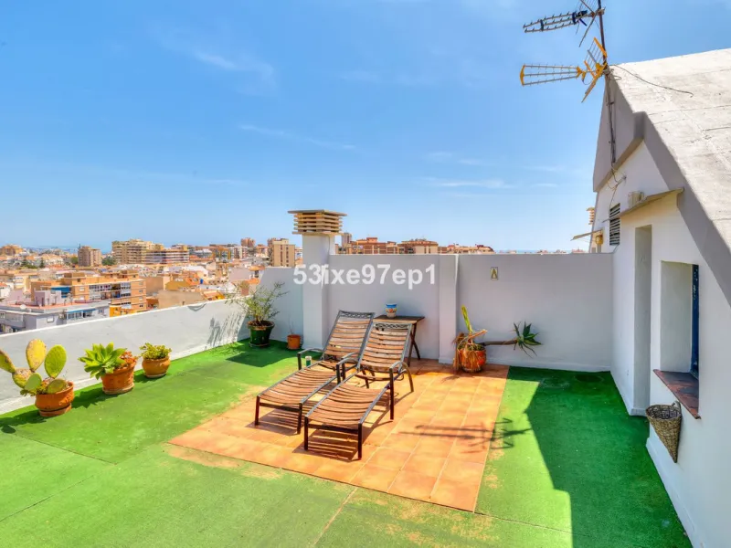 Welcome to this fantastic and bright flagship apartment with views high above all of Fuengirola!