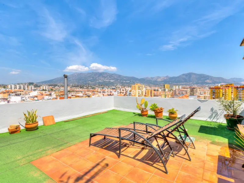 Welcome to this fantastic and bright flagship apartment with views high above all of Fuengirola!