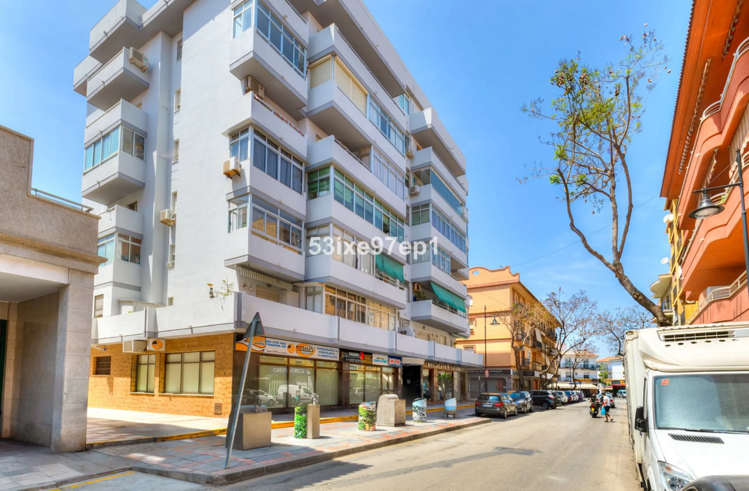 Welcome to this fantastic and bright flagship apartment with views high above all of Fuengirola!