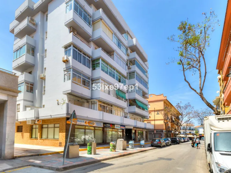 Welcome to this fantastic and bright flagship apartment with views high above all of Fuengirola!