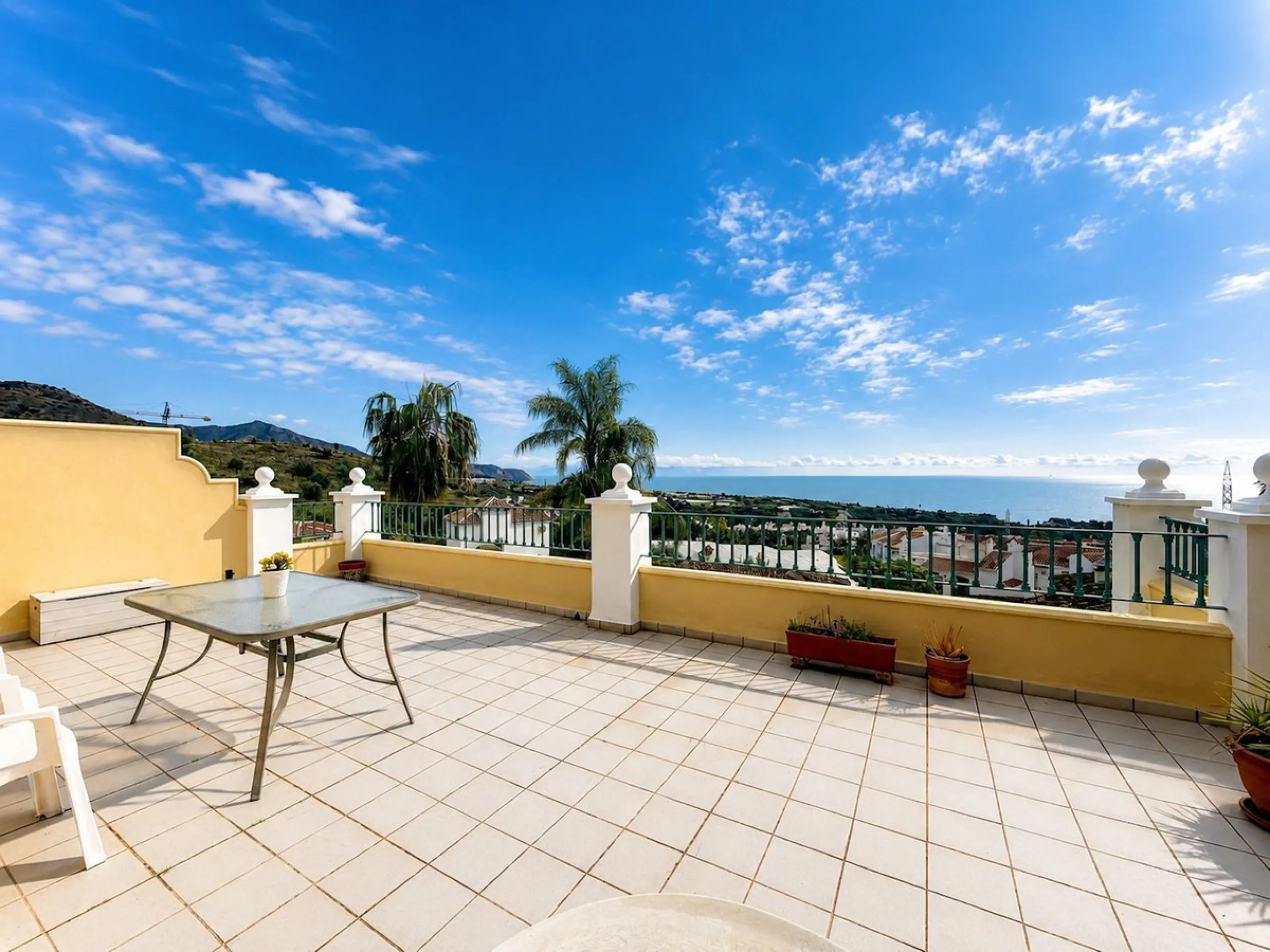 Apartment - Middle Floor Apartment в продаже в Nerja, Málaga. В доме 2 спален и 2 ванных комнат. Площадь дома 125 м²