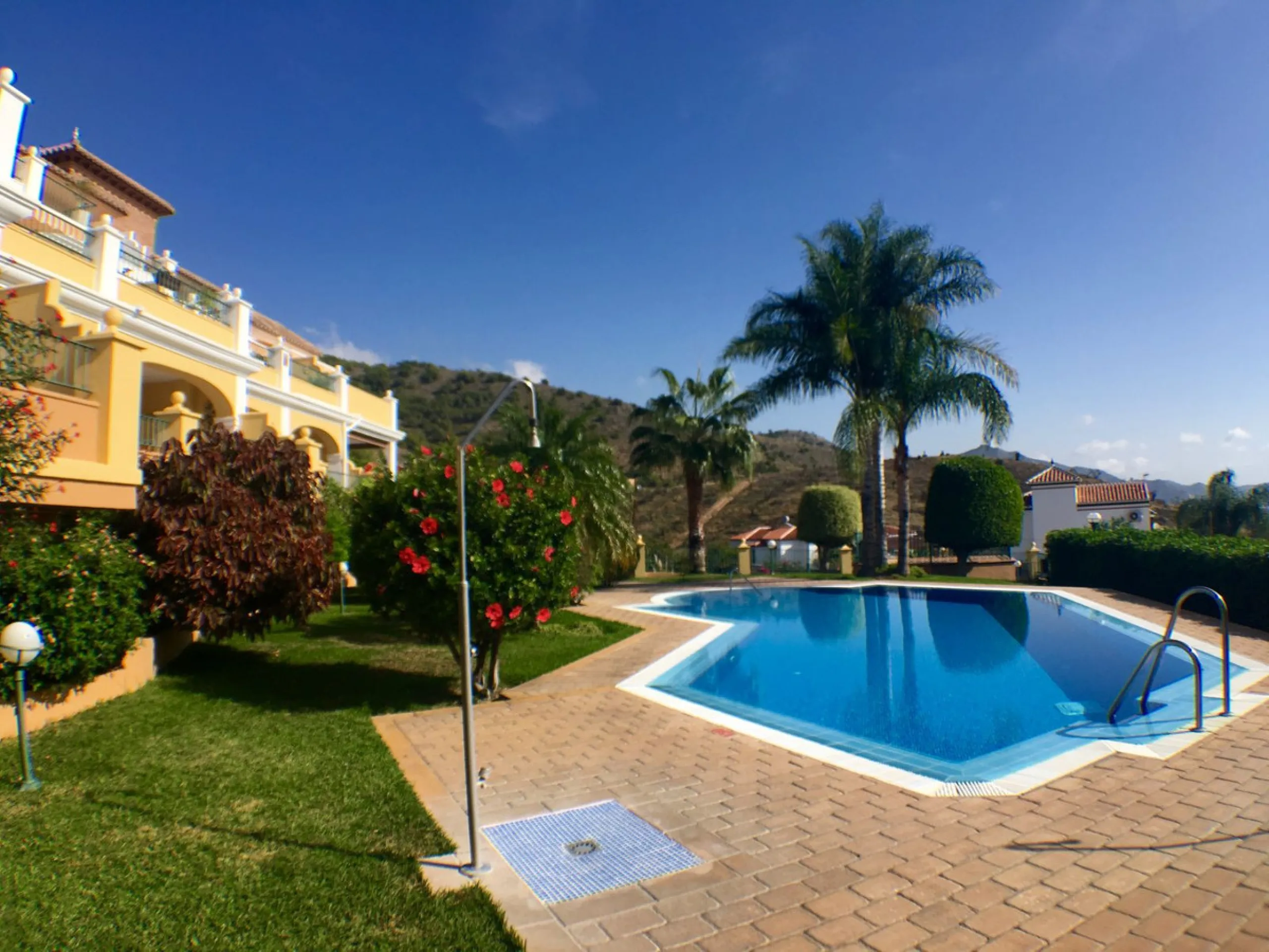 Apartment - Middle Floor Apartment в продаже в Nerja, Málaga. В доме 2 спален и 2 ванных комнат. Площадь дома 125 м²