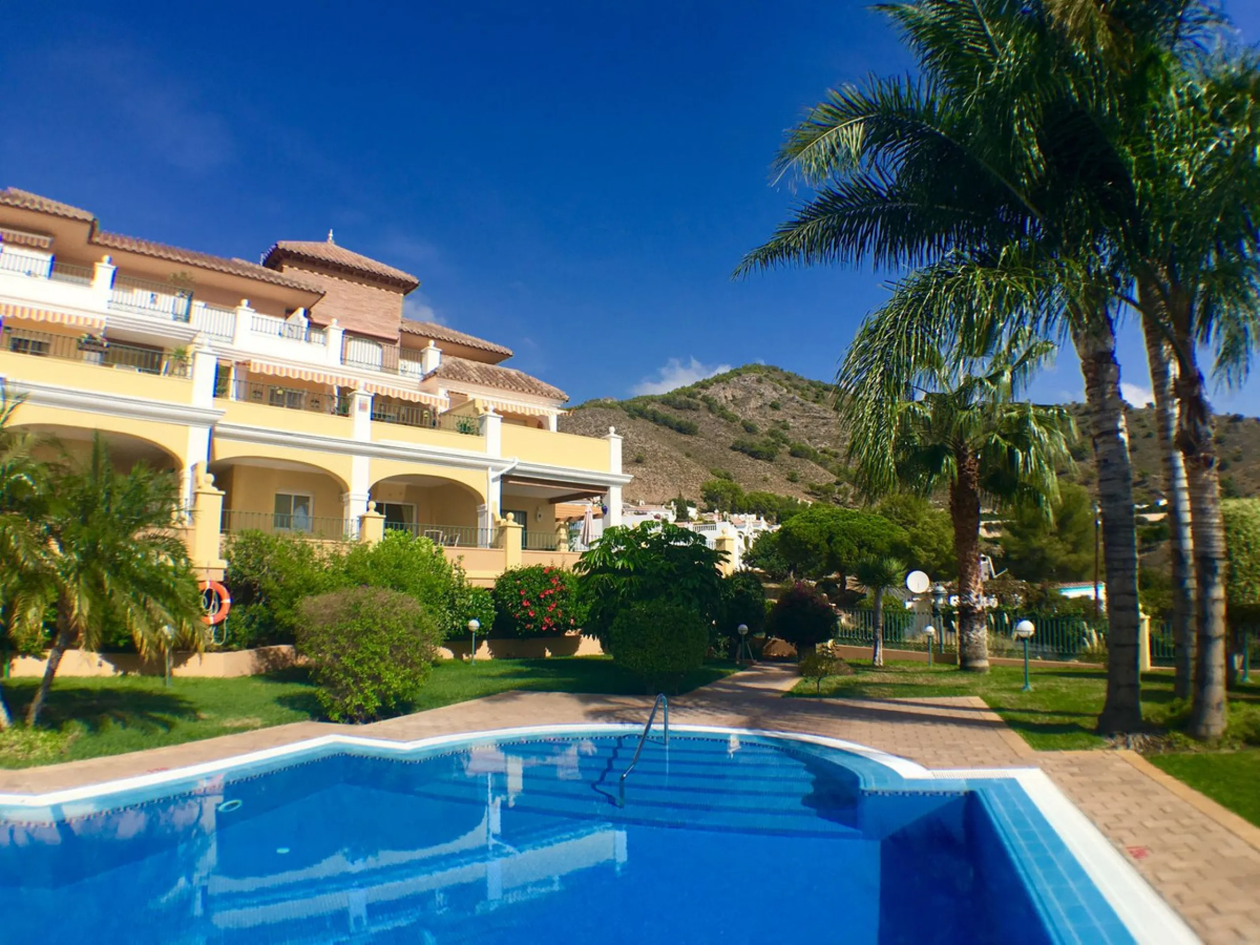 Apartment - Middle Floor Apartment в продаже в Nerja, Málaga. В доме 2 спален и 2 ванных комнат. Площадь дома 125 м²