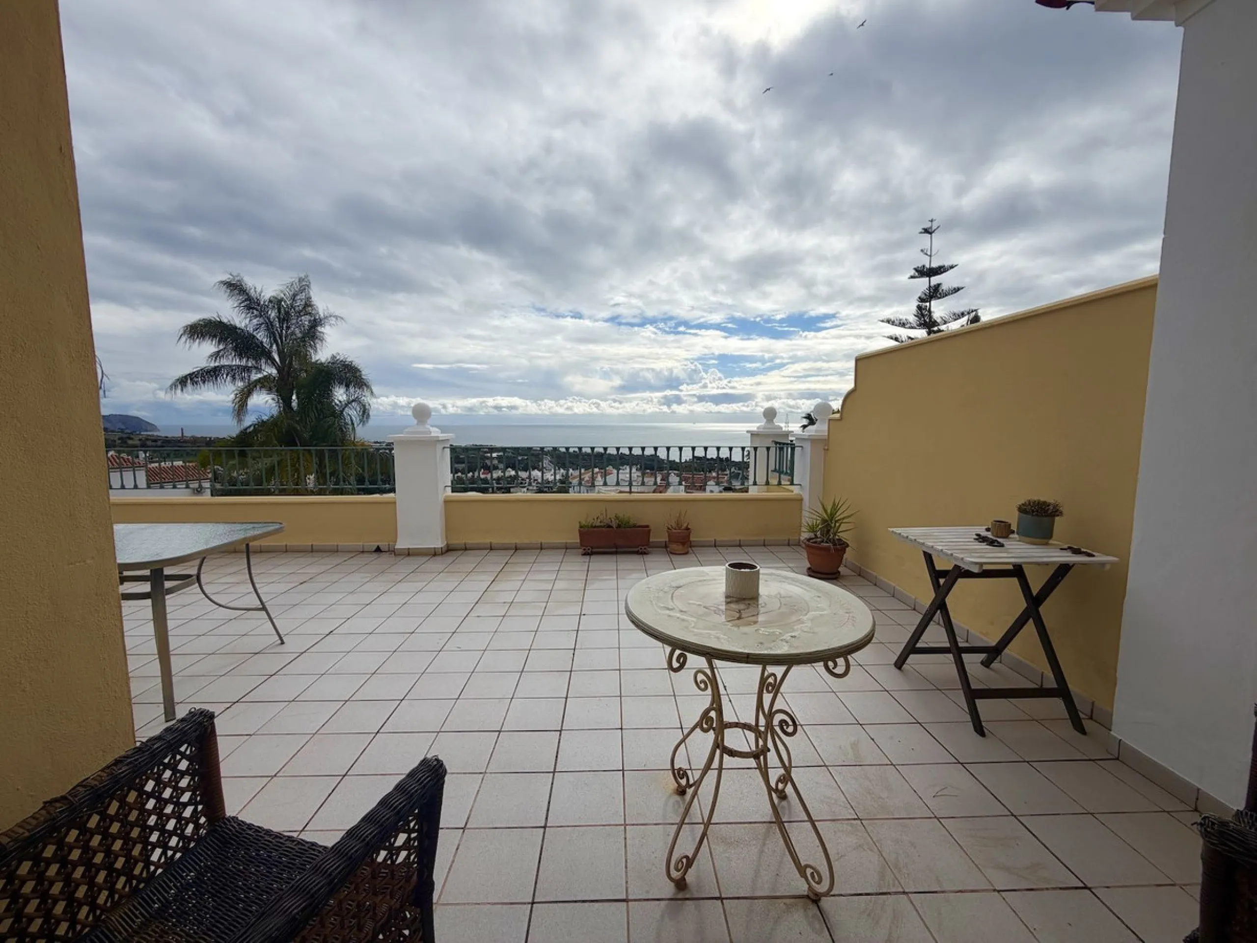 Apartment - Middle Floor Apartment в продаже в Nerja, Málaga. В доме 2 спален и 2 ванных комнат. Площадь дома 125 м²