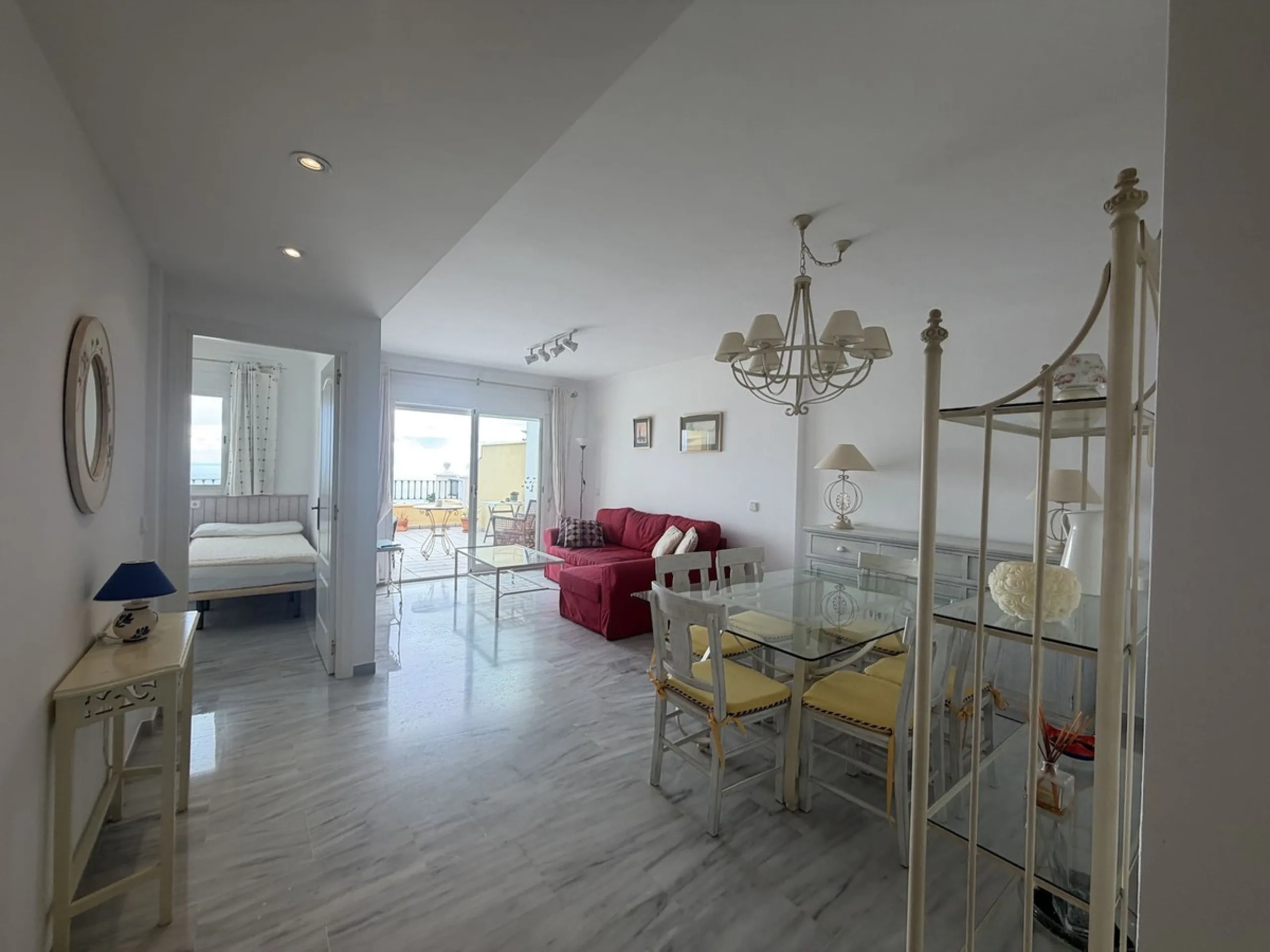 Apartment - Middle Floor Apartment в продаже в Nerja, Málaga. В доме 2 спален и 2 ванных комнат. Площадь дома 125 м²