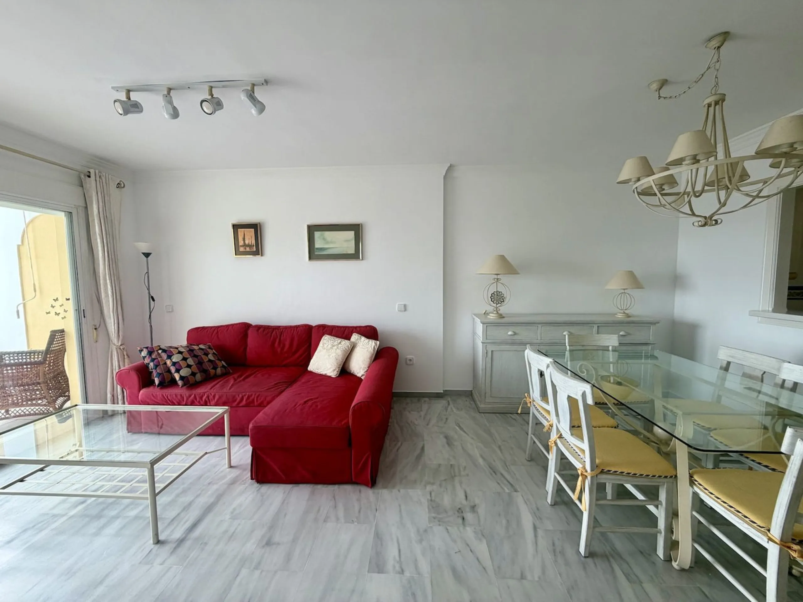 Apartment - Middle Floor Apartment в продаже в Nerja, Málaga. В доме 2 спален и 2 ванных комнат. Площадь дома 125 м²