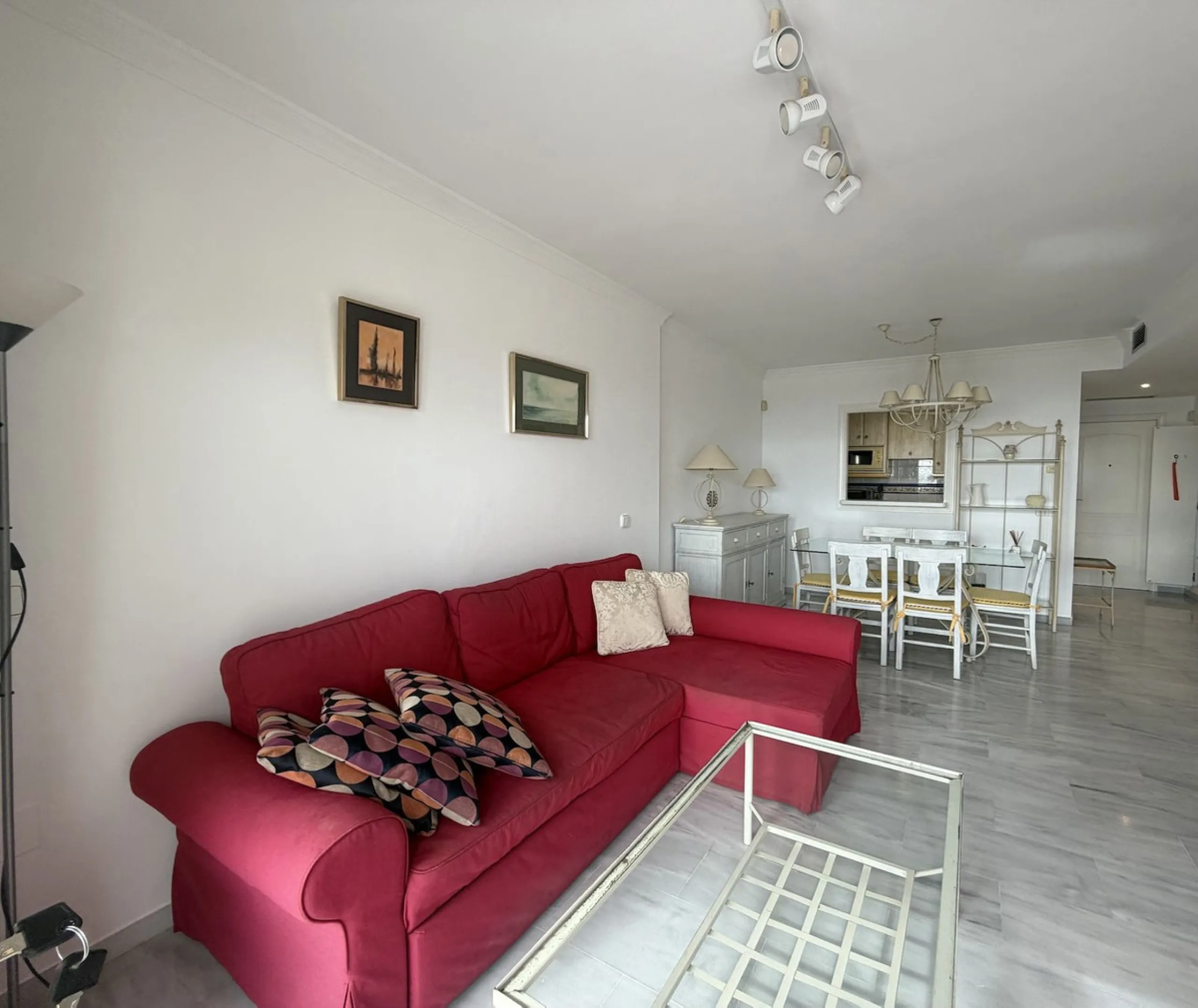 Apartment - Middle Floor Apartment в продаже в Nerja, Málaga. В доме 2 спален и 2 ванных комнат. Площадь дома 125 м²