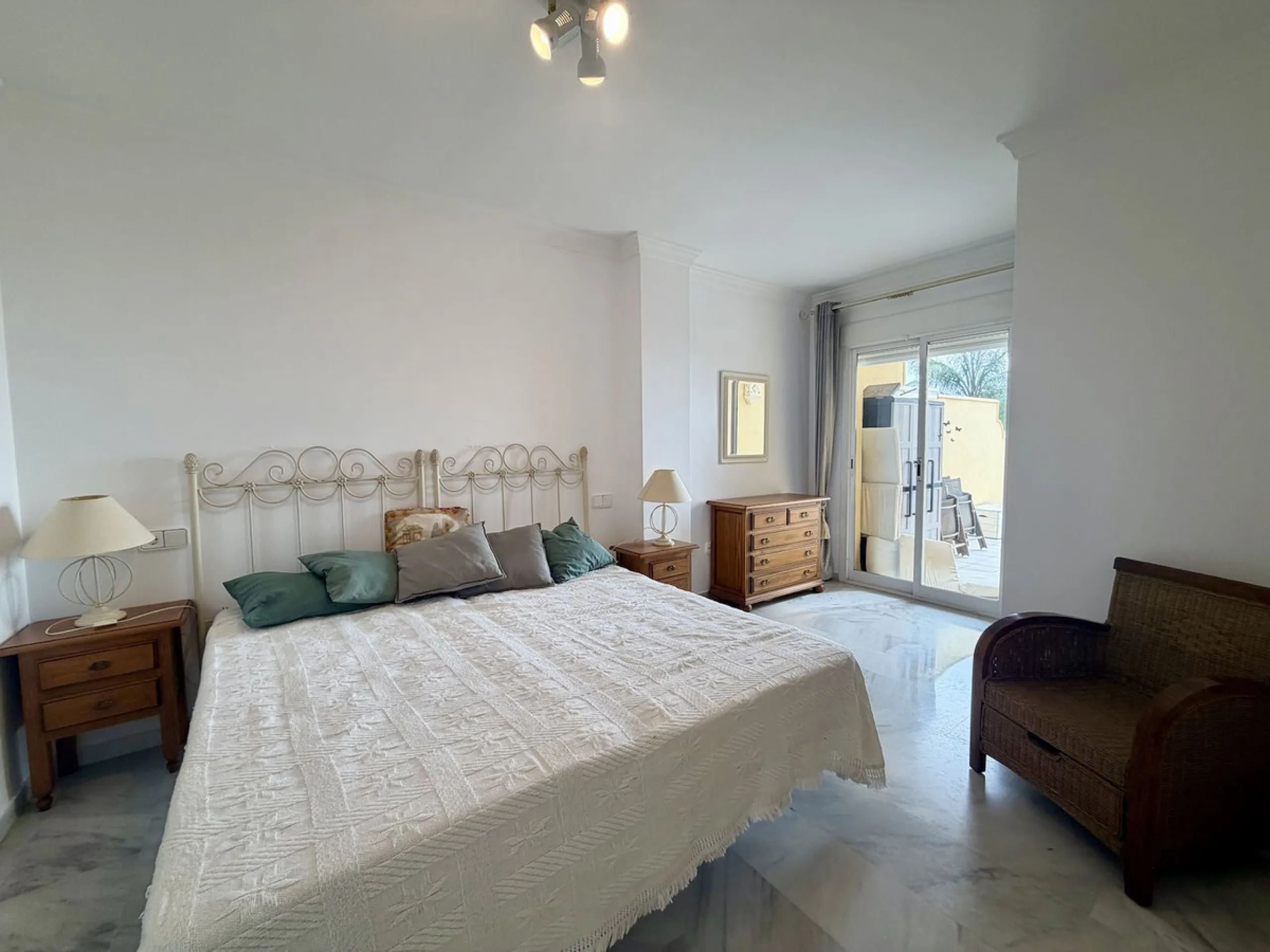 Apartment - Middle Floor Apartment в продаже в Nerja, Málaga. В доме 2 спален и 2 ванных комнат. Площадь дома 125 м²