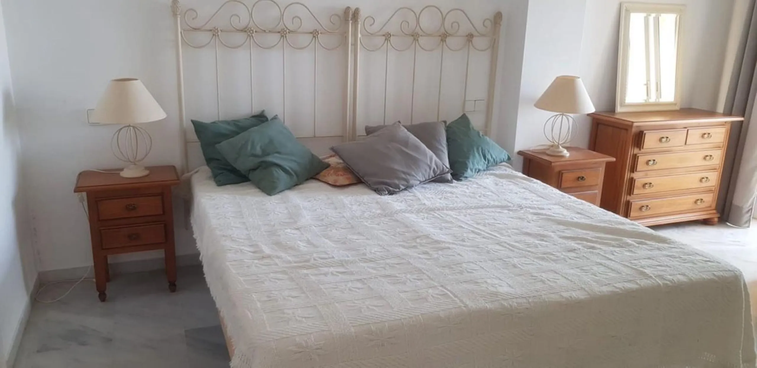 Apartment - Middle Floor Apartment в продаже в Nerja, Málaga. В доме 2 спален и 2 ванных комнат. Площадь дома 125 м²