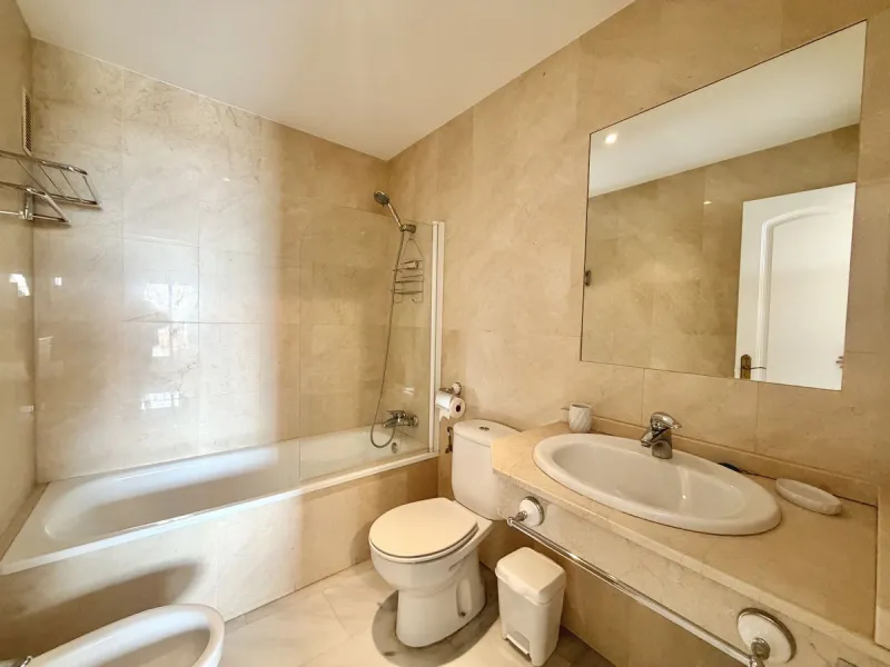 Apartment - Middle Floor Apartment в продаже в Nerja, Málaga. В доме 2 спален и 2 ванных комнат. Площадь дома 125 м²