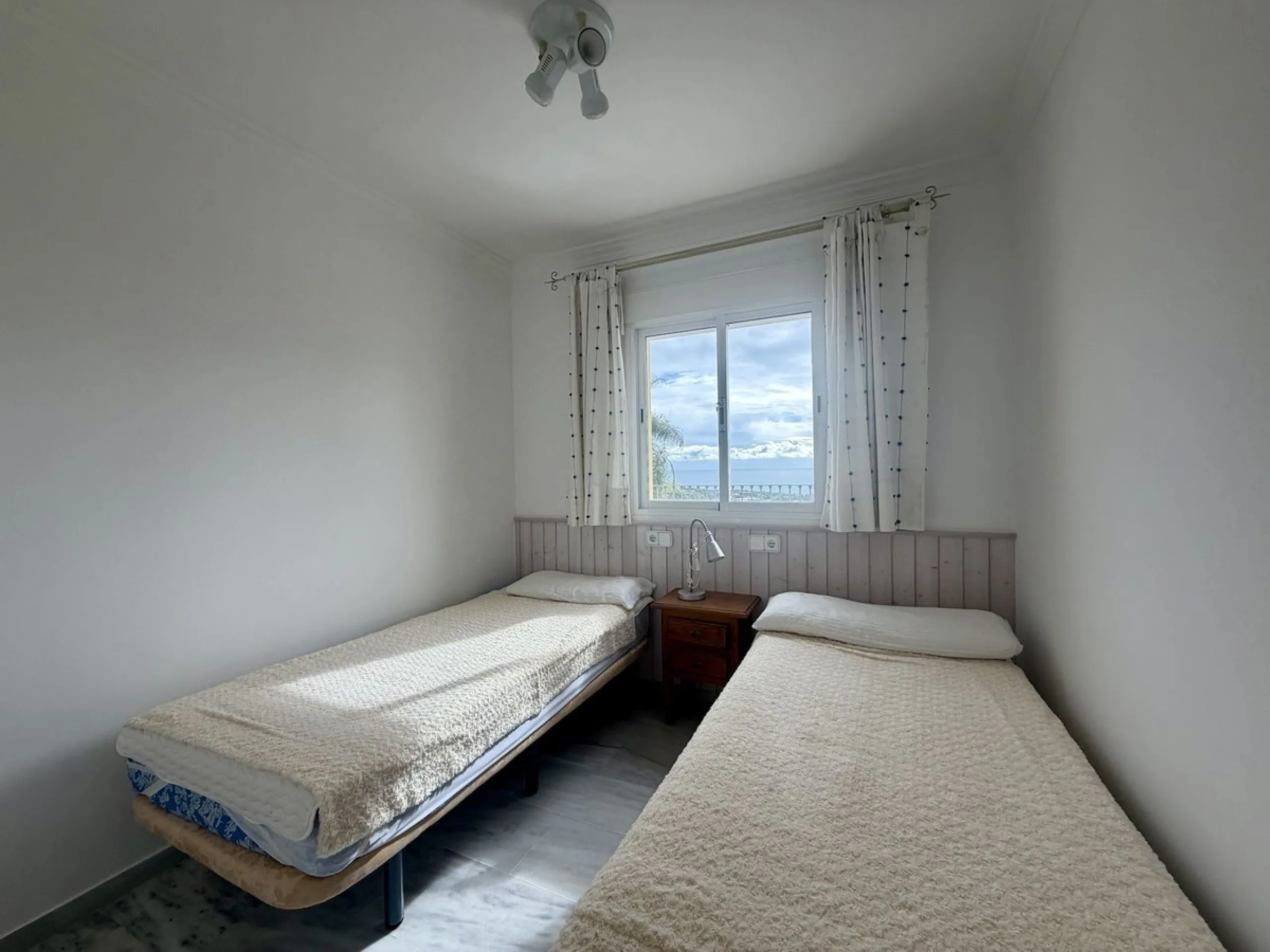 Apartment - Middle Floor Apartment в продаже в Nerja, Málaga. В доме 2 спален и 2 ванных комнат. Площадь дома 125 м²
