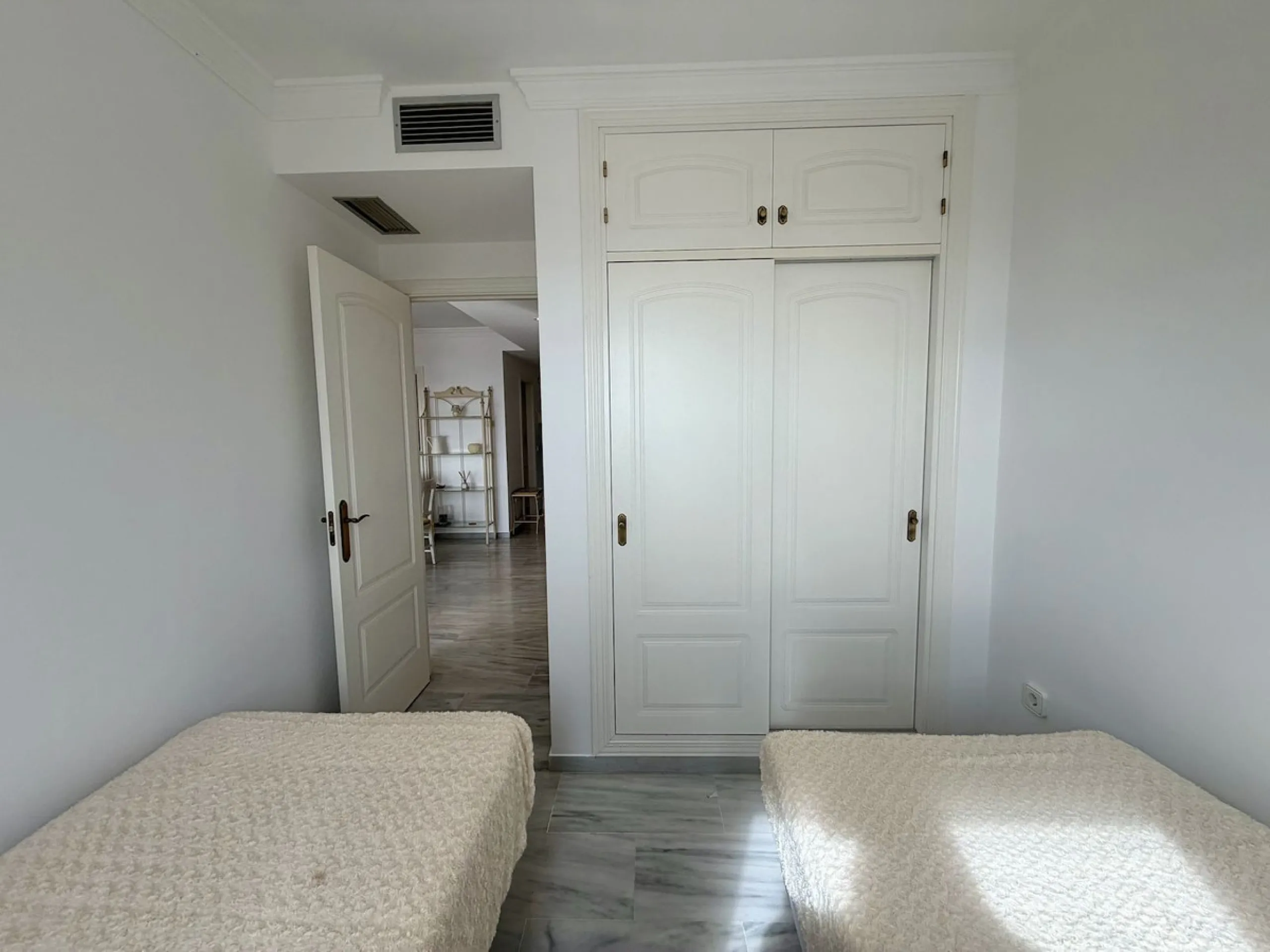 Apartment - Middle Floor Apartment в продаже в Nerja, Málaga. В доме 2 спален и 2 ванных комнат. Площадь дома 125 м²