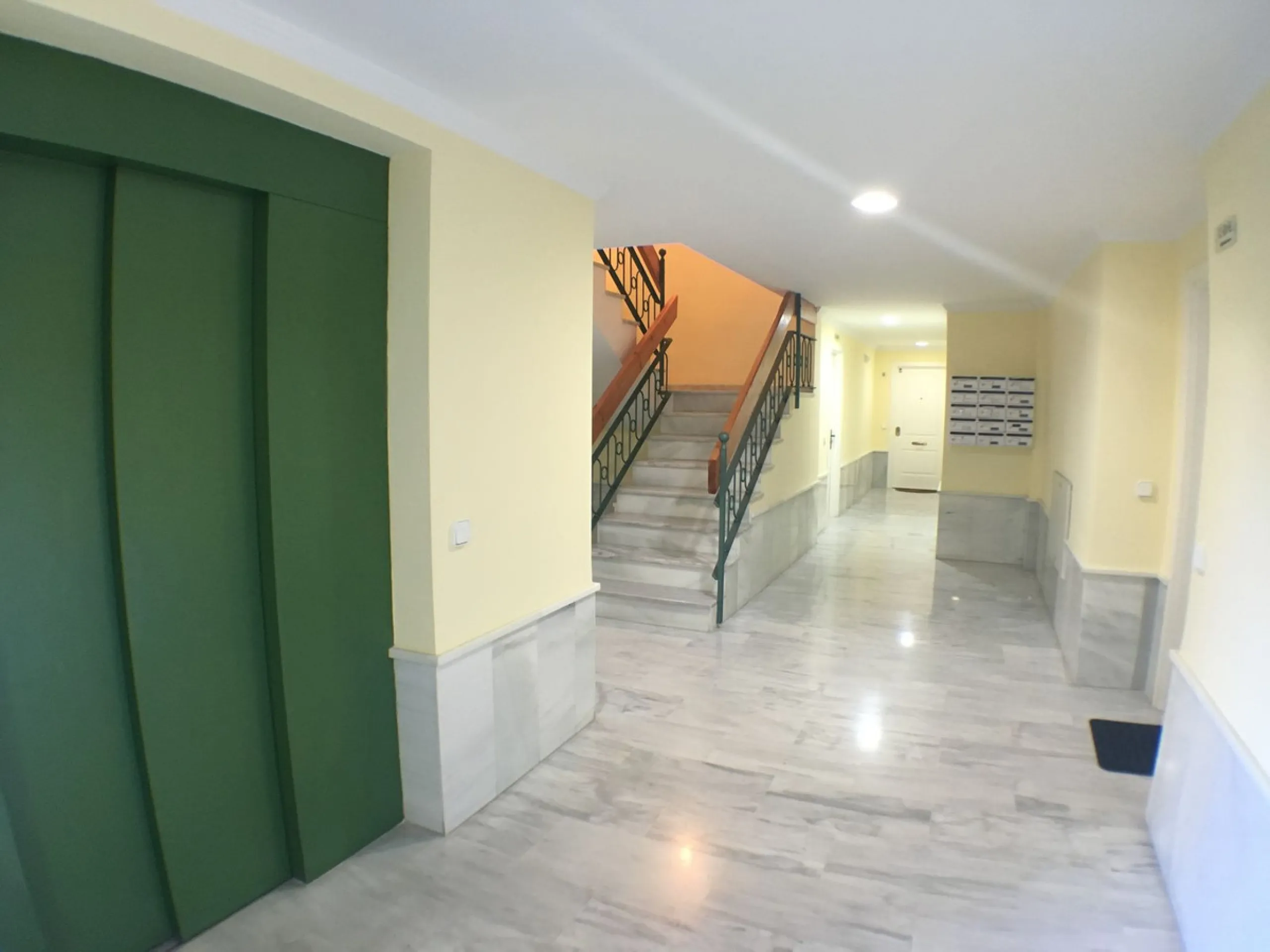 Apartment - Middle Floor Apartment в продаже в Nerja, Málaga. В доме 2 спален и 2 ванных комнат. Площадь дома 125 м²