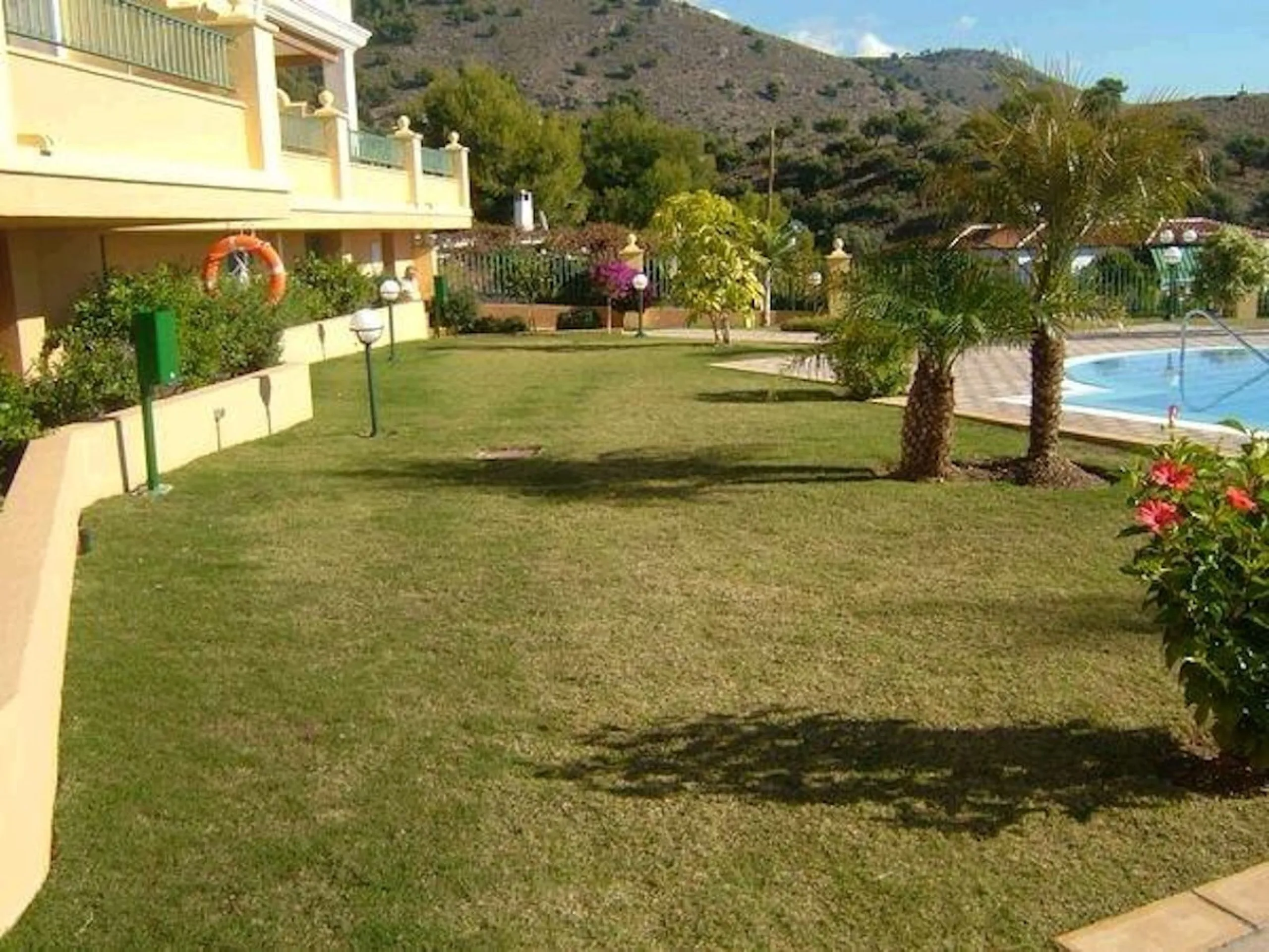 Apartment - Middle Floor Apartment в продаже в Nerja, Málaga. В доме 2 спален и 2 ванных комнат. Площадь дома 125 м²