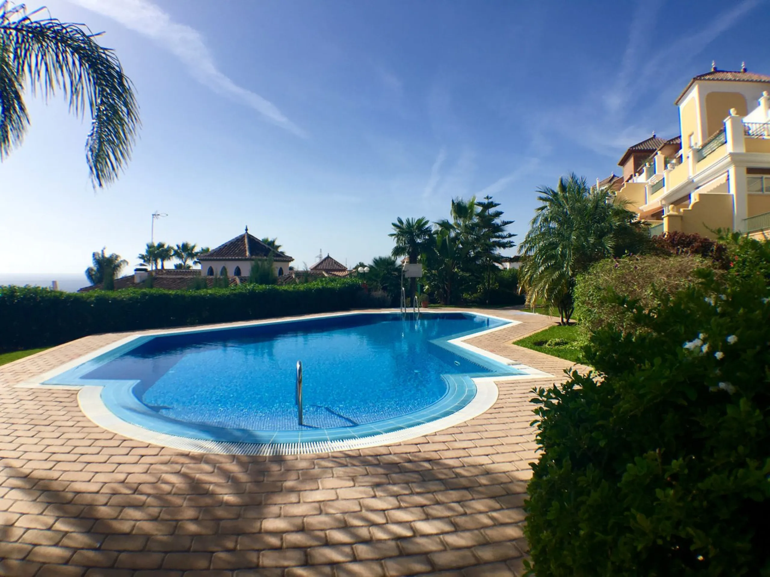 Apartment - Middle Floor Apartment в продаже в Nerja, Málaga. В доме 2 спален и 2 ванных комнат. Площадь дома 125 м²