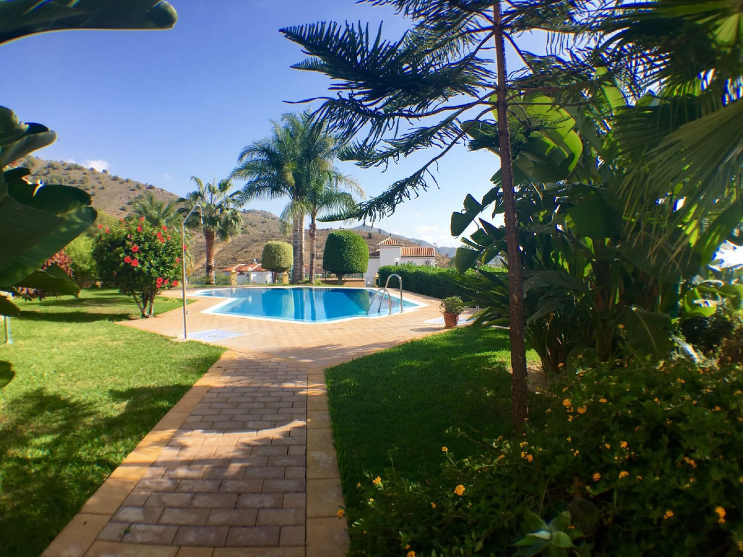 Apartment - Middle Floor Apartment в продаже в Nerja, Málaga. В доме 2 спален и 2 ванных комнат. Площадь дома 125 м²