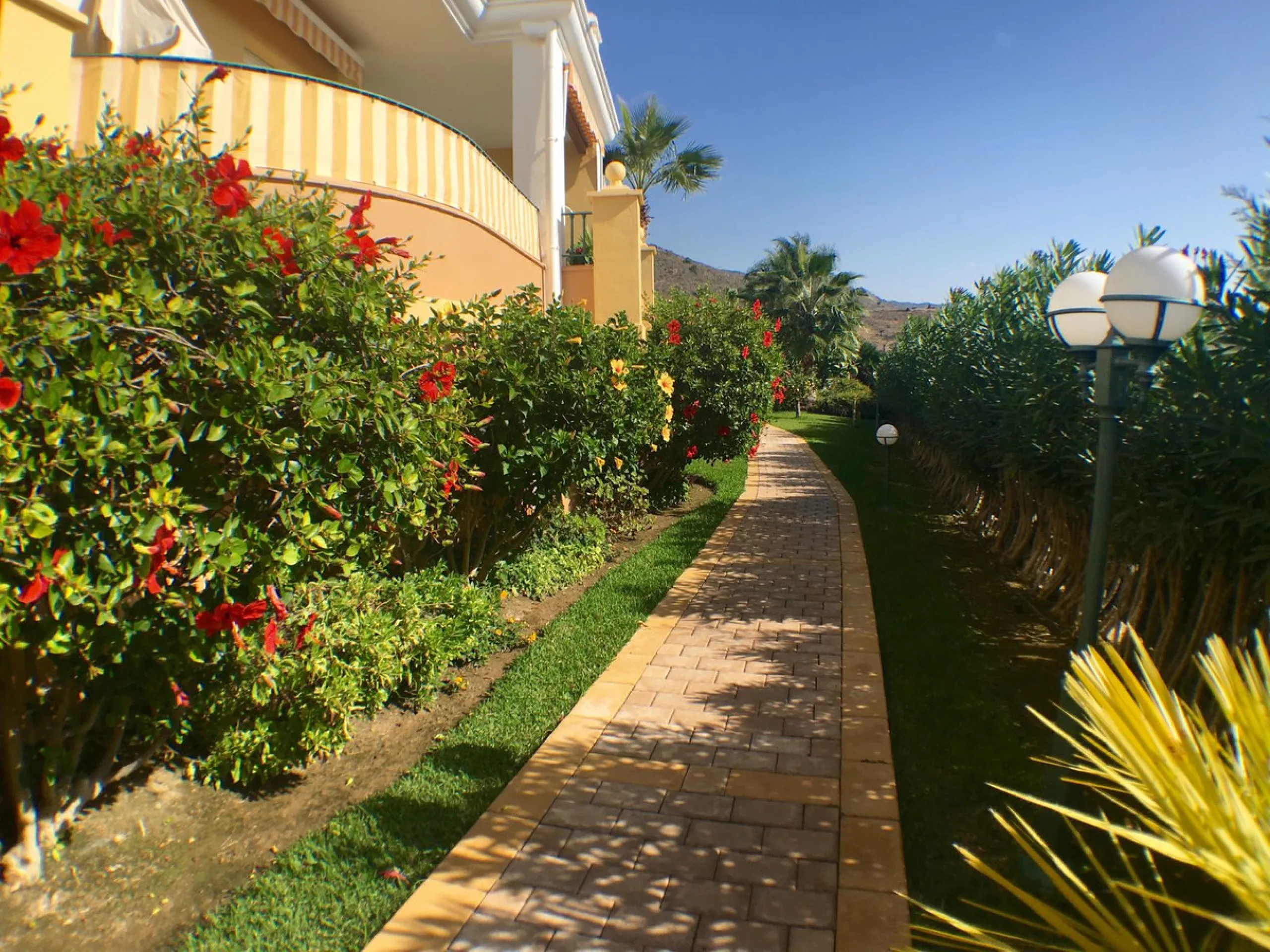 Apartment - Middle Floor Apartment в продаже в Nerja, Málaga. В доме 2 спален и 2 ванных комнат. Площадь дома 125 м²