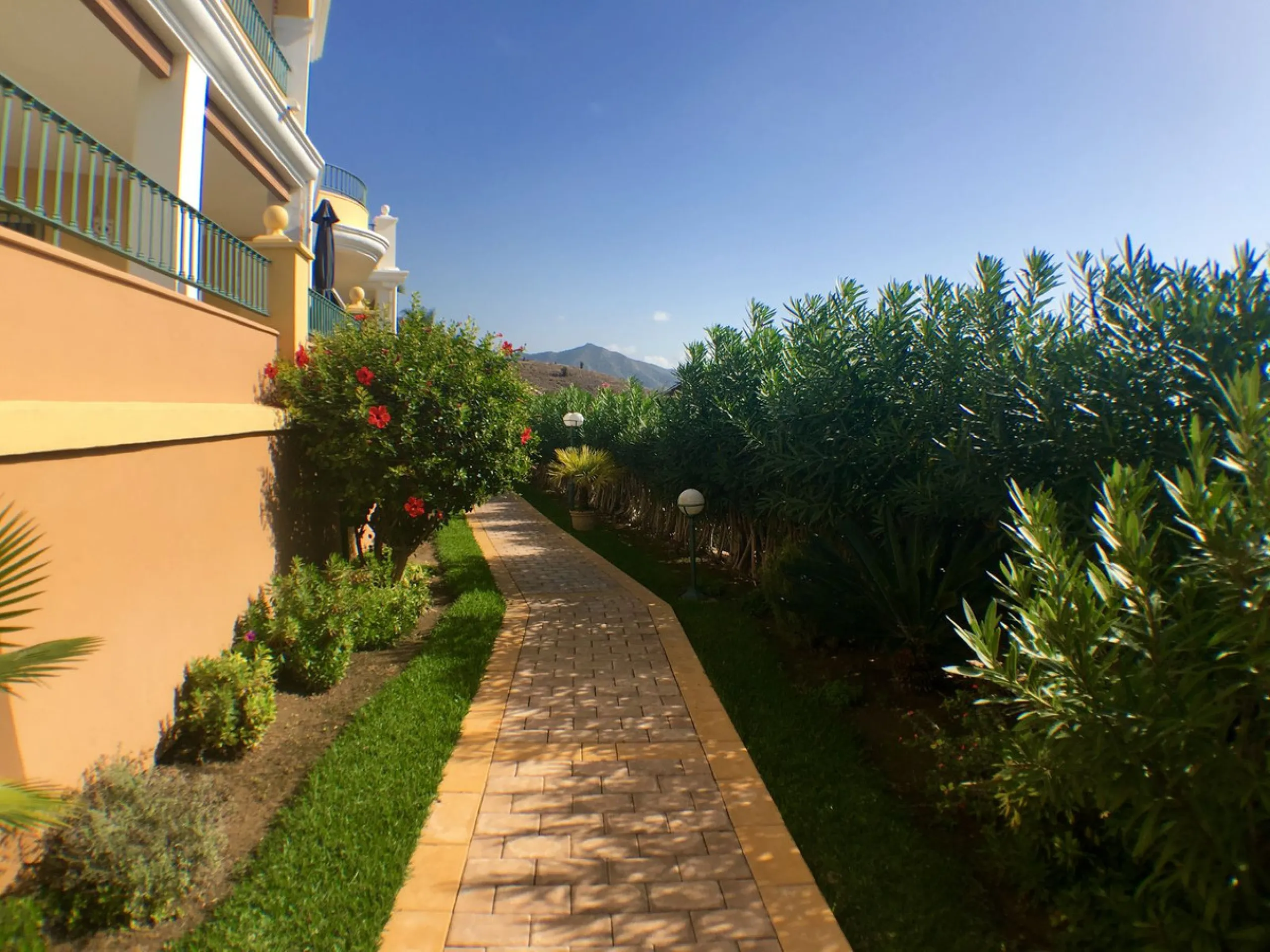 Apartment - Middle Floor Apartment в продаже в Nerja, Málaga. В доме 2 спален и 2 ванных комнат. Площадь дома 125 м²