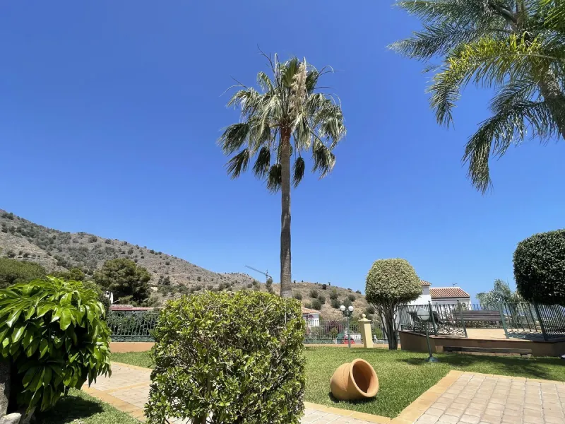 Apartment - Middle Floor Apartment в продаже в Nerja, Málaga. В доме 2 спален и 2 ванных комнат. Площадь дома 125 м²