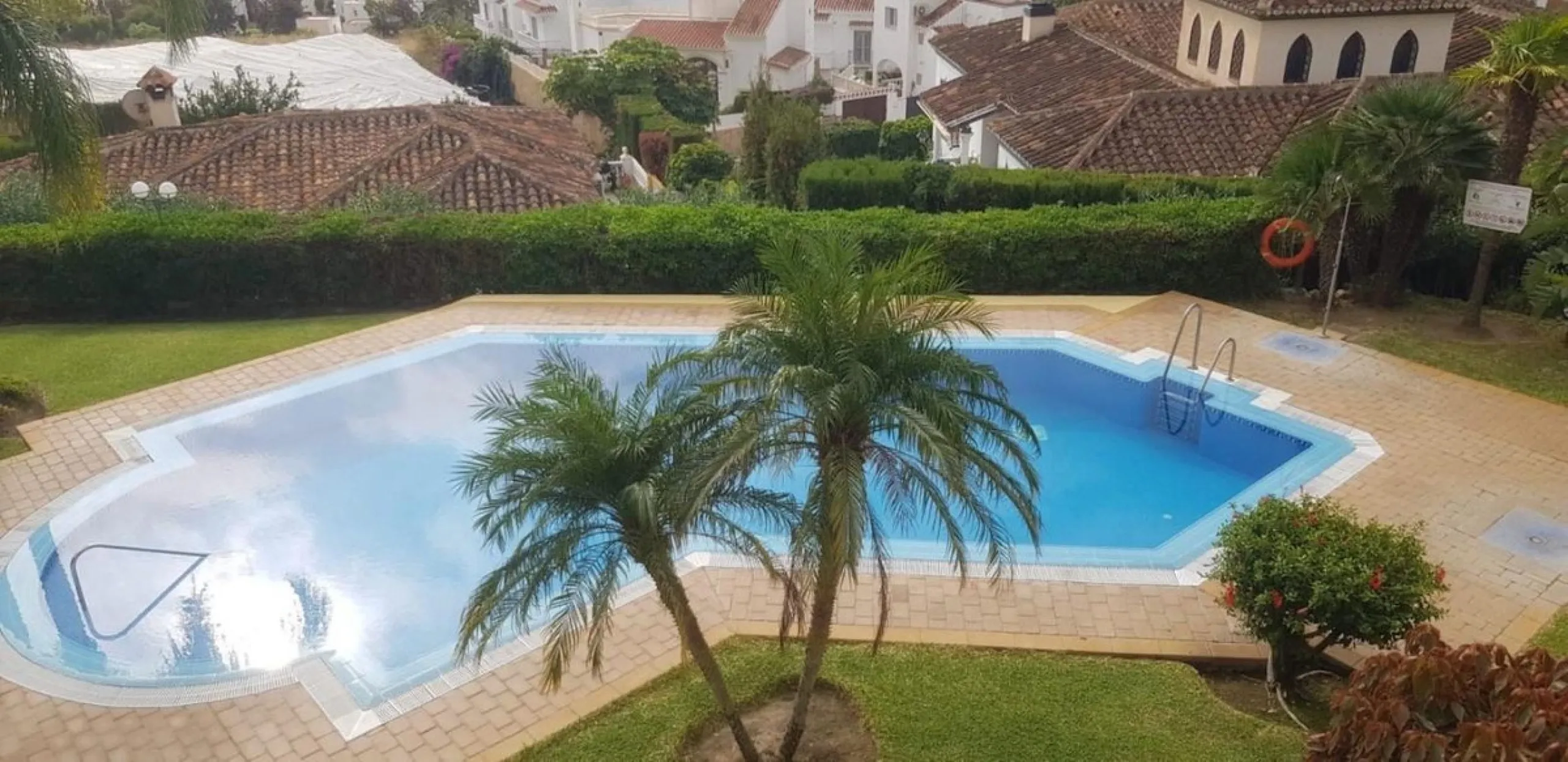Apartment - Middle Floor Apartment в продаже в Nerja, Málaga. В доме 2 спален и 2 ванных комнат. Площадь дома 125 м²
