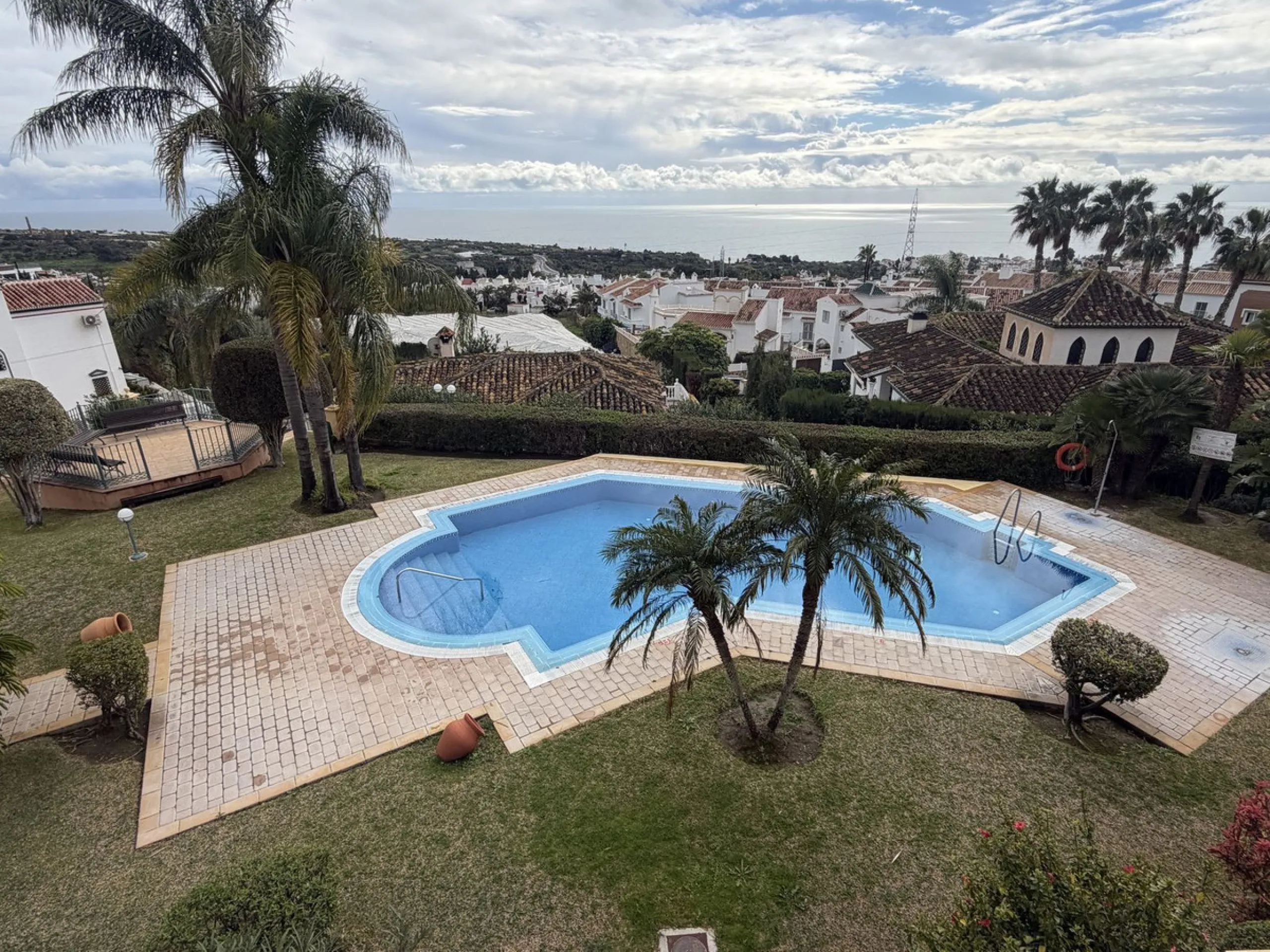 Apartment - Middle Floor Apartment в продаже в Nerja, Málaga. В доме 2 спален и 2 ванных комнат. Площадь дома 125 м²