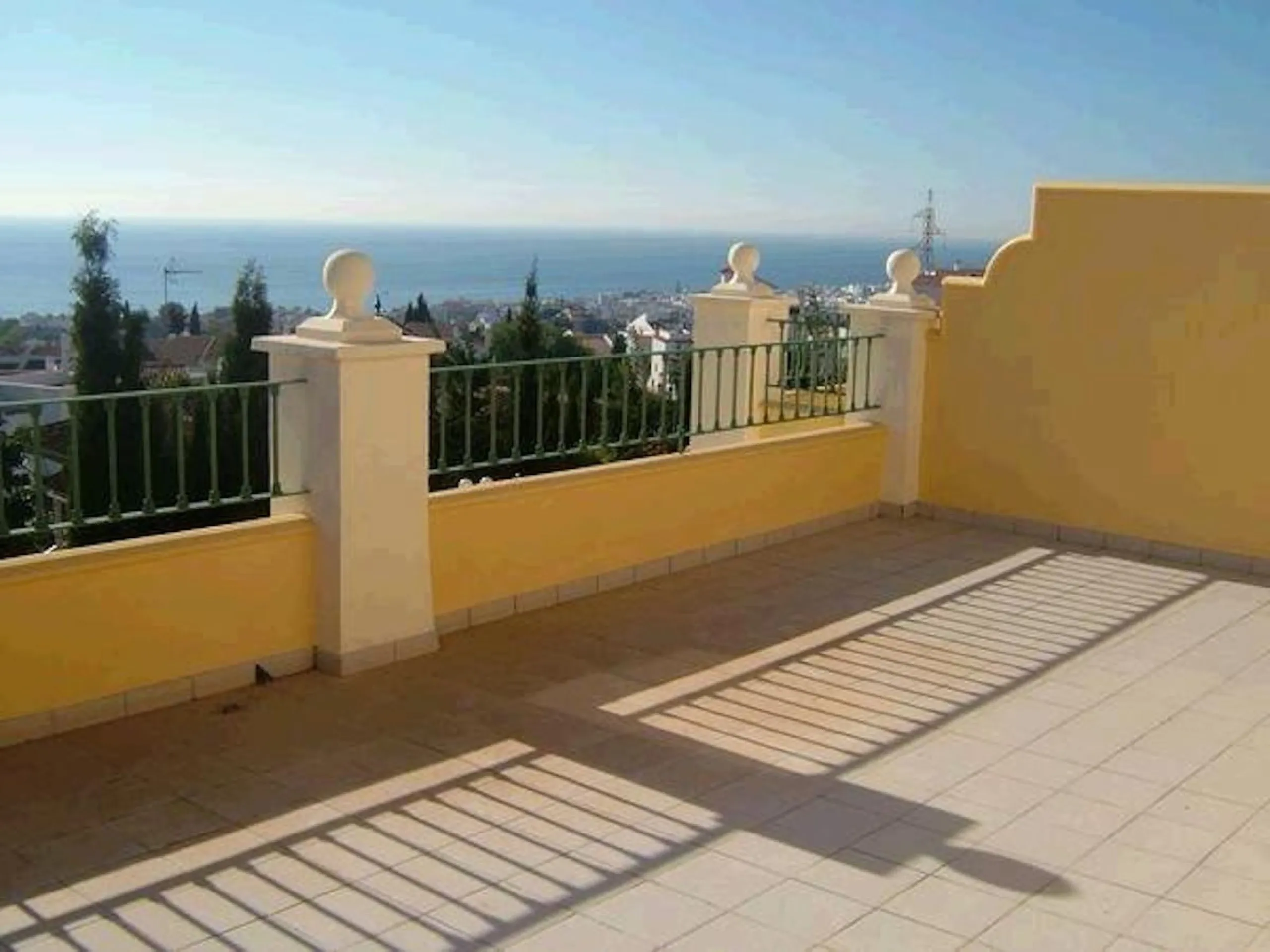 Apartment - Middle Floor Apartment в продаже в Nerja, Málaga. В доме 2 спален и 2 ванных комнат. Площадь дома 125 м²