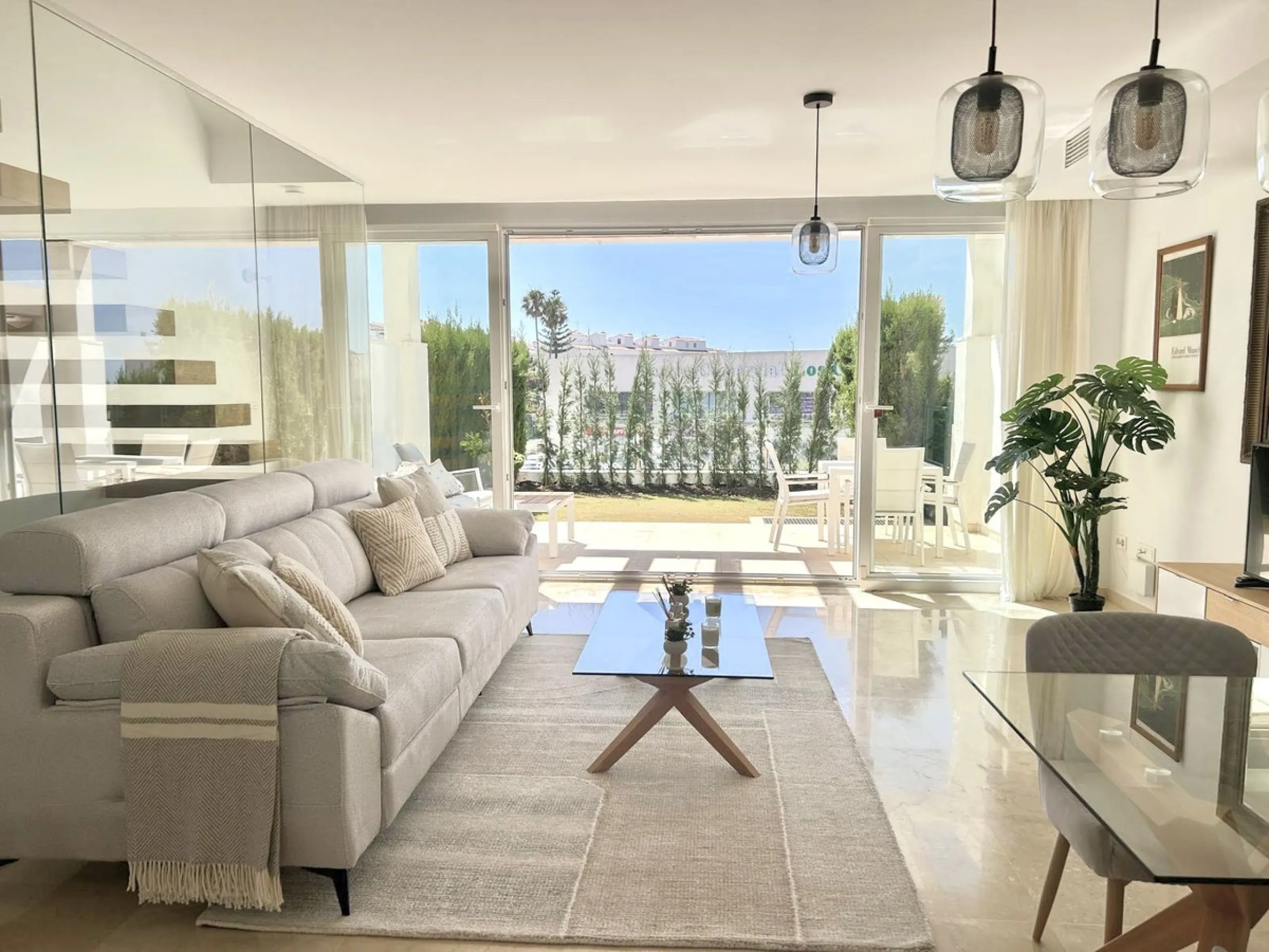 Welcome to this stunning townhouse in a highly sought-after urbanization in Calahonda, just 500 meters from the beach and within walking distance of several restaurants and shops.