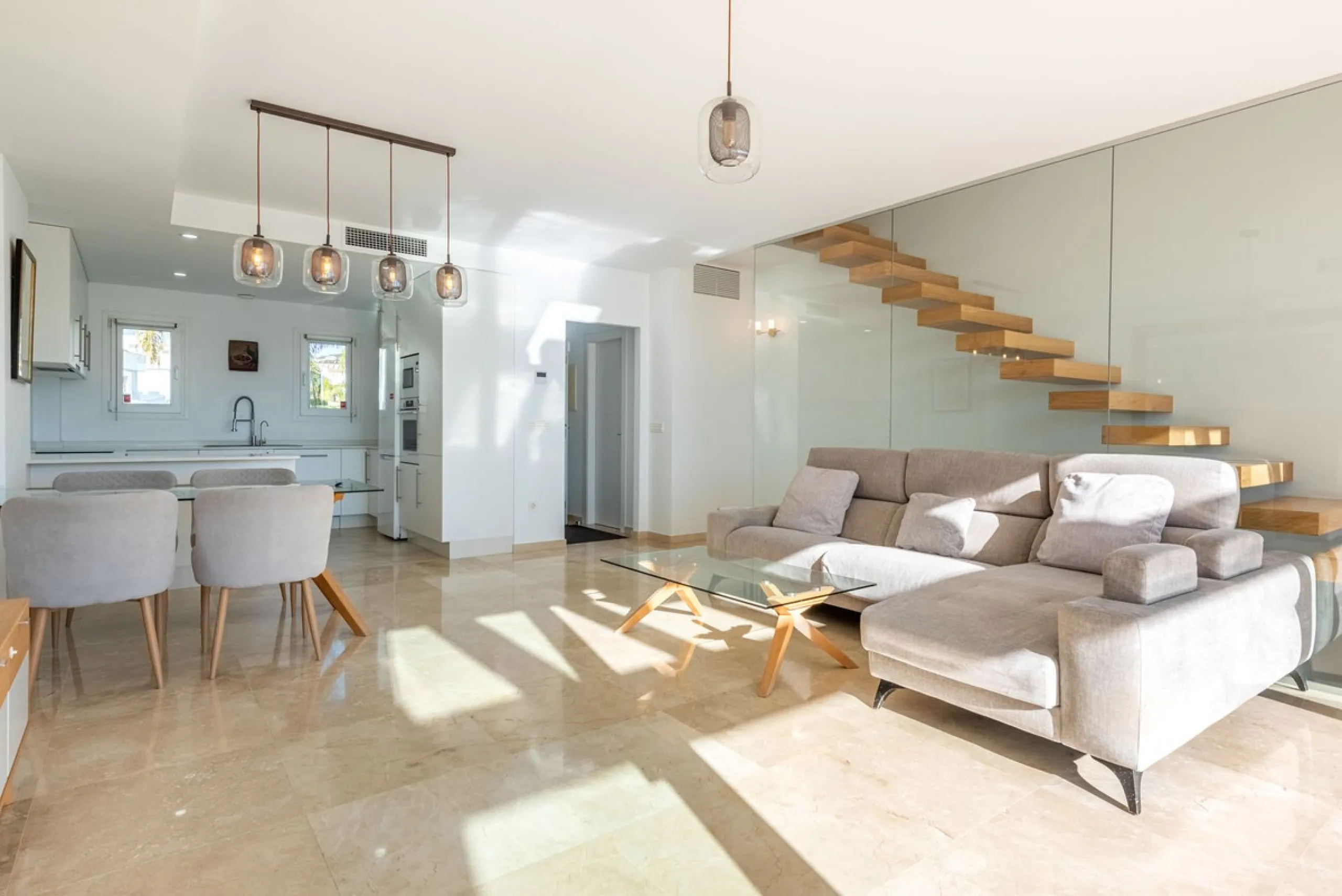 Welcome to this stunning townhouse in a highly sought-after urbanization in Calahonda, just 500 meters from the beach and within walking distance of several restaurants and shops.