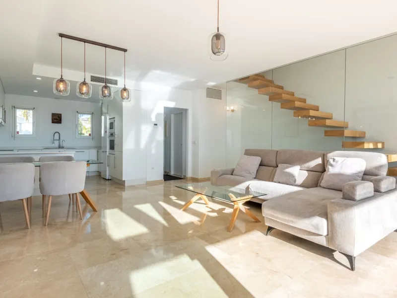 Welcome to this stunning townhouse in a highly sought-after urbanization in Calahonda, just 500 meters from the beach and within walking distance of several restaurants and shops.